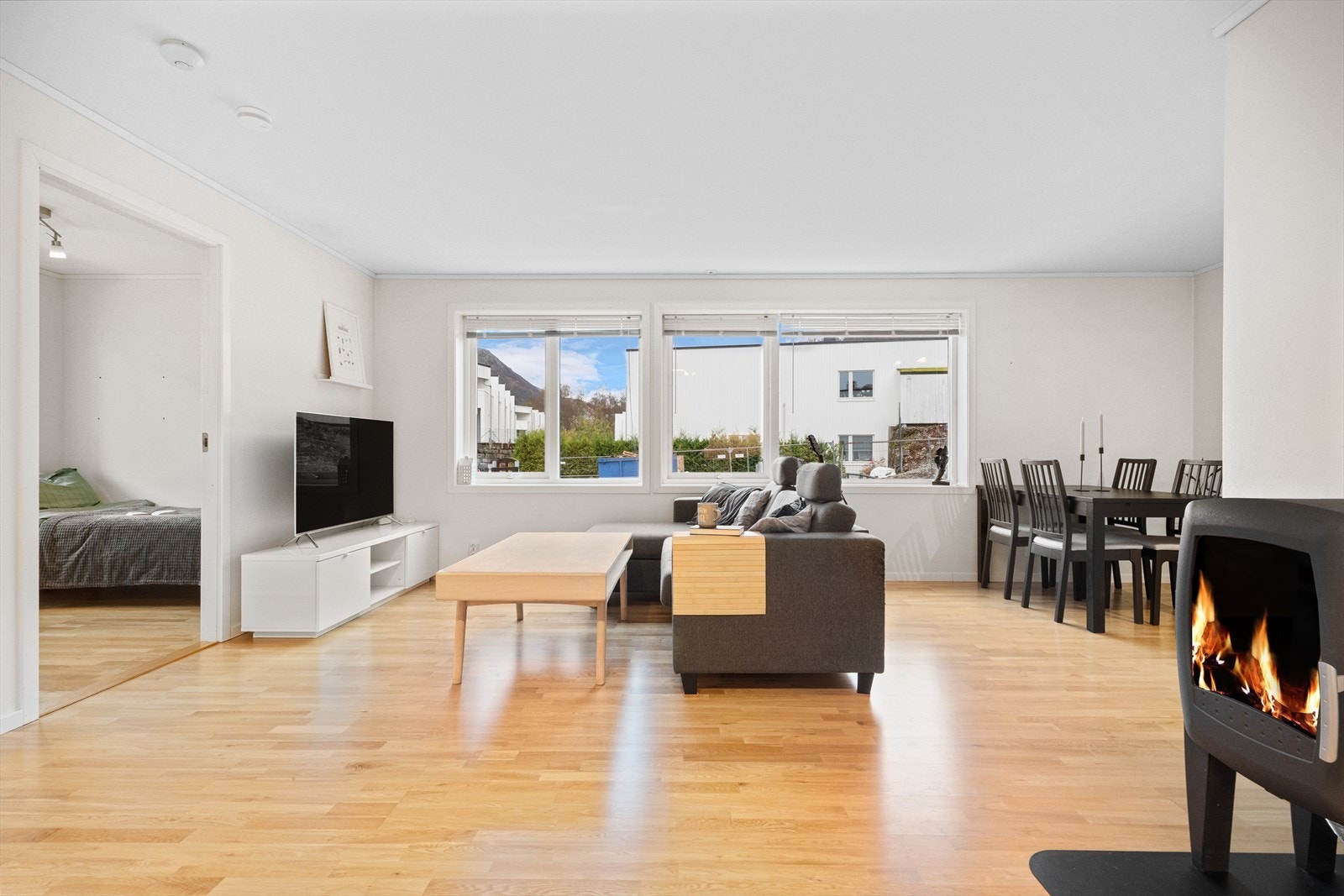 I stuen har man god plass til både sofagruppe og spisebord Galleribilde