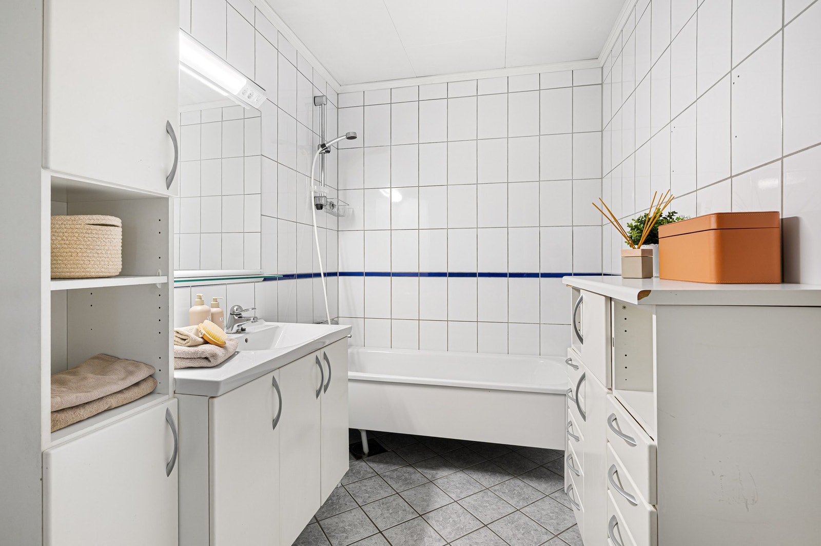 Flislagt bad på 5,8 m² med varme i gulv. Galleribilde