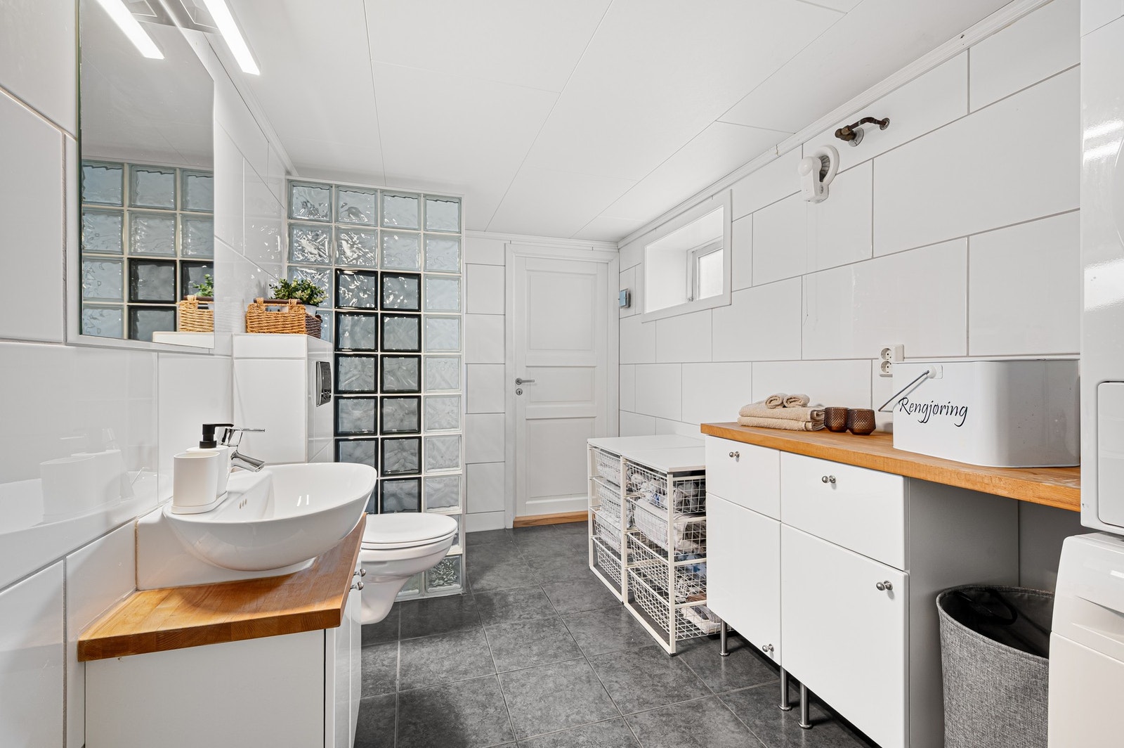 Bad/vaskerom oppgradert i 2010 på 7,1 m² - Tilgang til praktisk innvendig bod på 4,9 m² for ekstra oppbevaring. Galleribilde