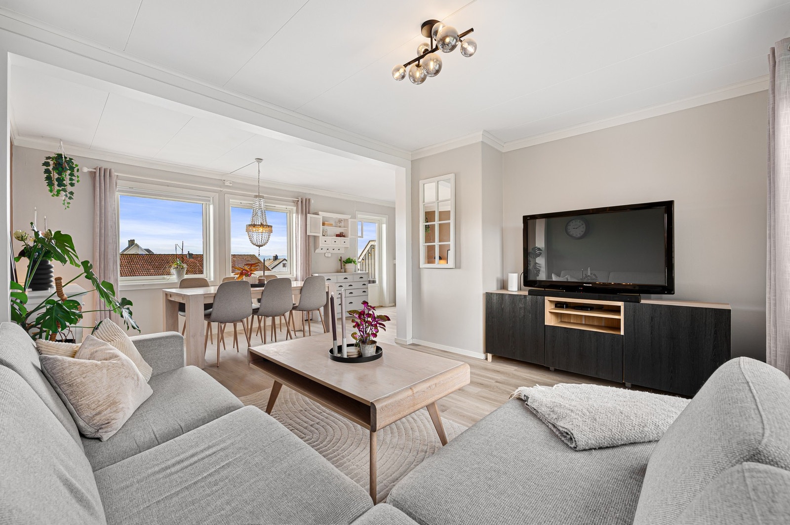 Lys og stor stue som måler 32,6 m². Herfra har man utgang til den vestvendte balkong i front av boligen. Galleribilde