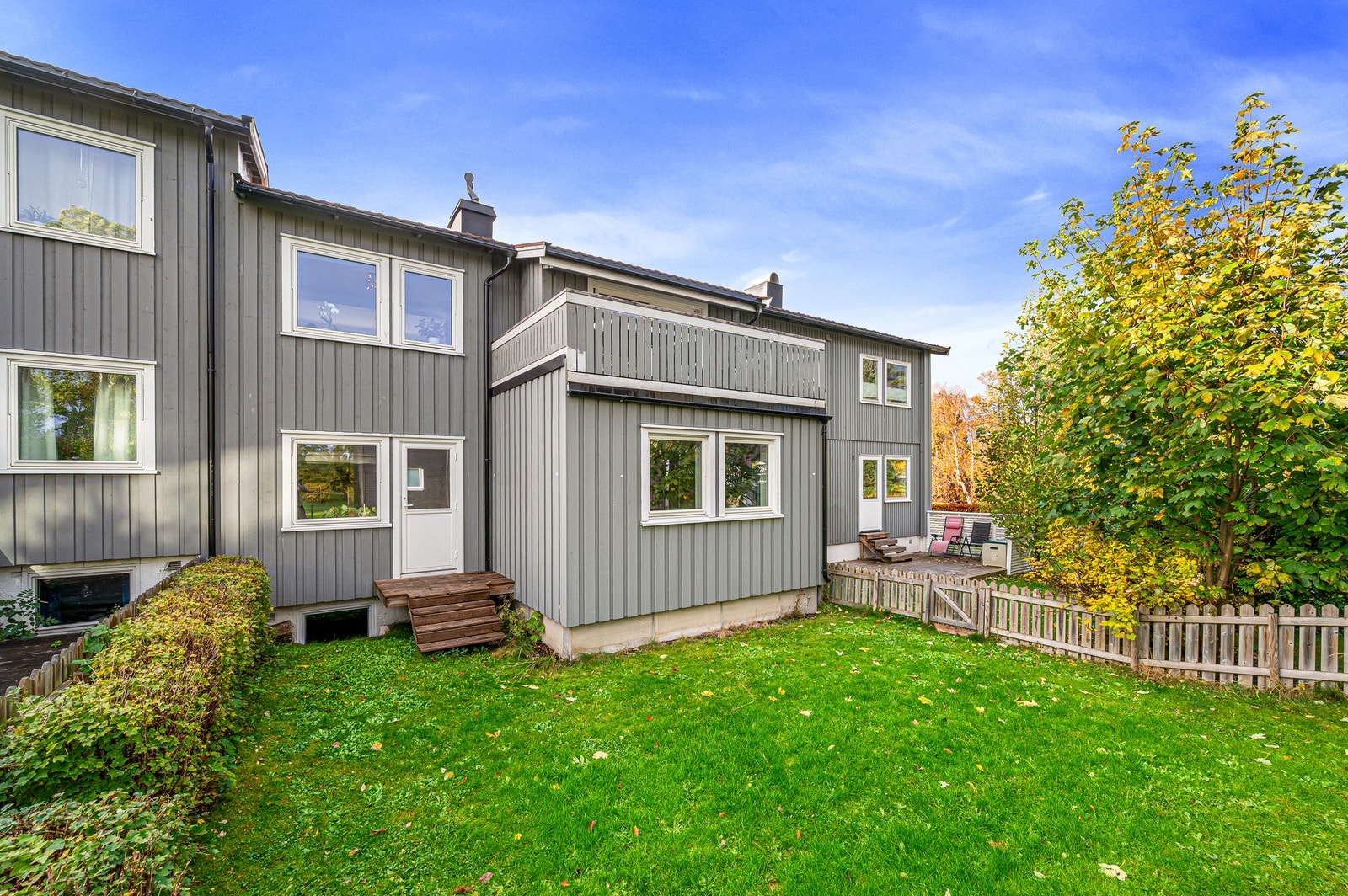 Lettstelt hage på baksiden av boligen. Galleribilde
