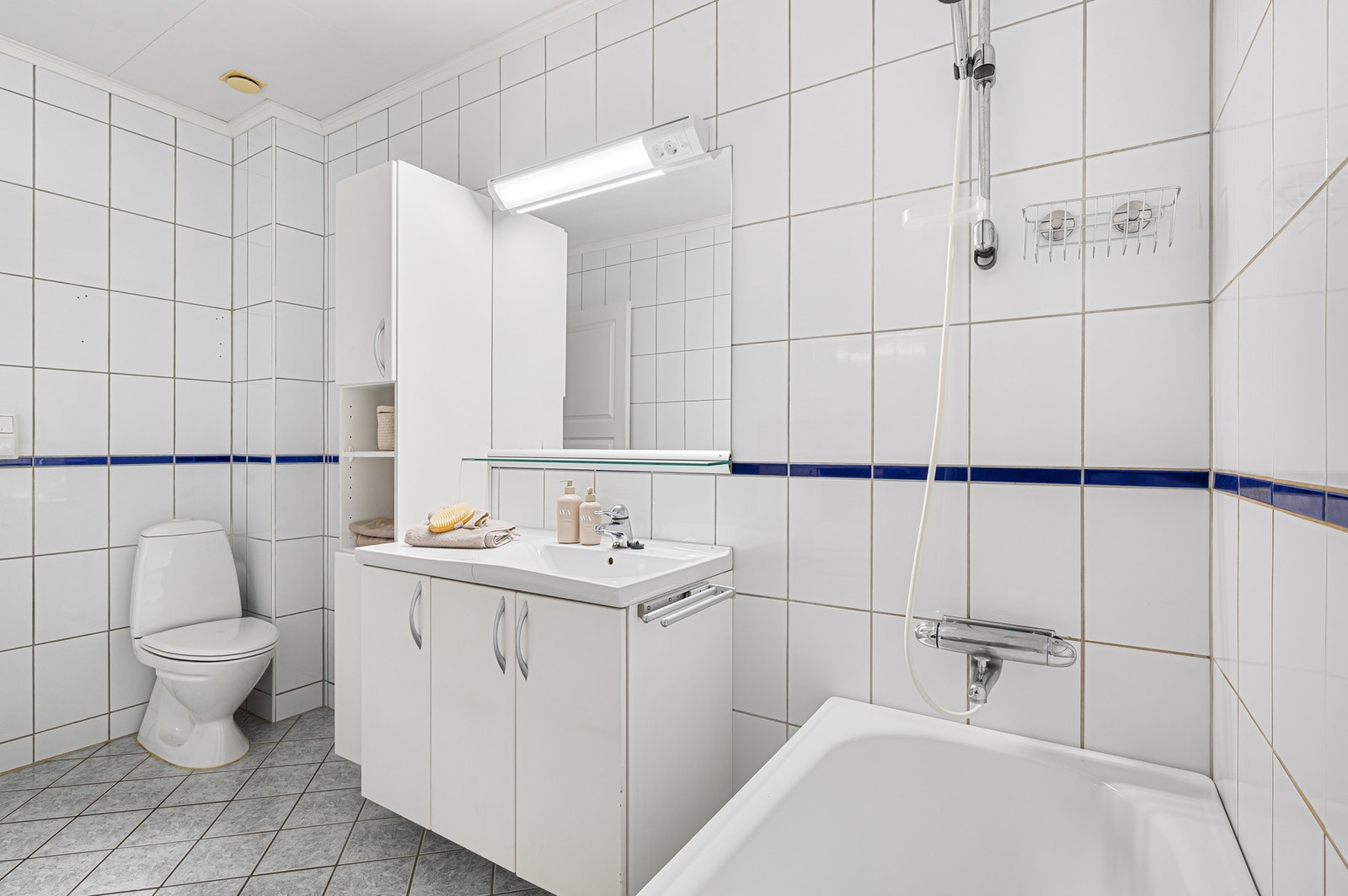 Badet er fra 2002 og innredet med badekar, toalett og servant. Galleribilde