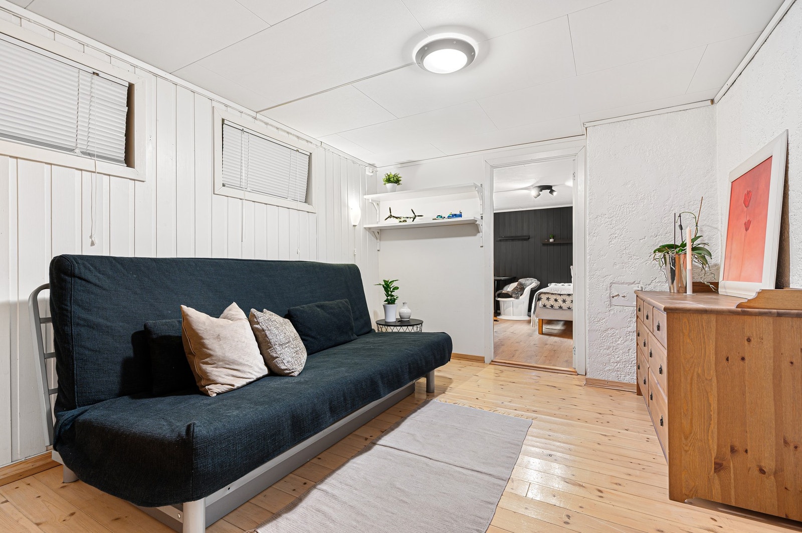 Kjelleretasjen er pt. innredet med kjellerstue, soverom, vaskerom og bod. Kjellerstue og soverom er ikke byggemeldt eller byggegodkjent, og tilfredsstiller ikke dagens krav mht. bl.a. rømning, lys eller takhøyde. Galleribilde