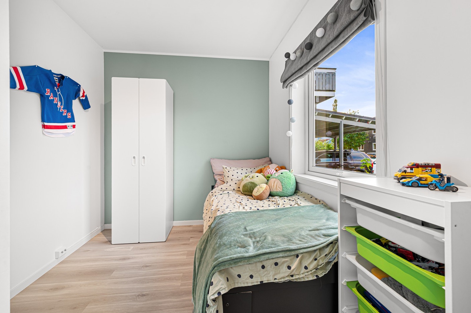 Soverom på 7,8 m² vendt mot gate og inngangsparti. Galleribilde