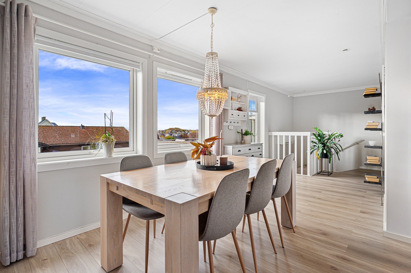 God plass til spisebord med utsikt i retning Trondheimsfjorden. Galleribilde