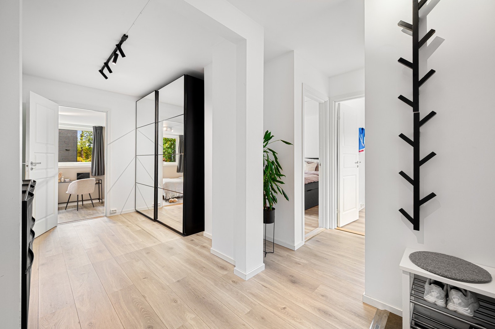 Opprinnelig soverom er innlemmet i gang til fordel for mer oppbevaringsmuligheter ved entré. Galleribilde