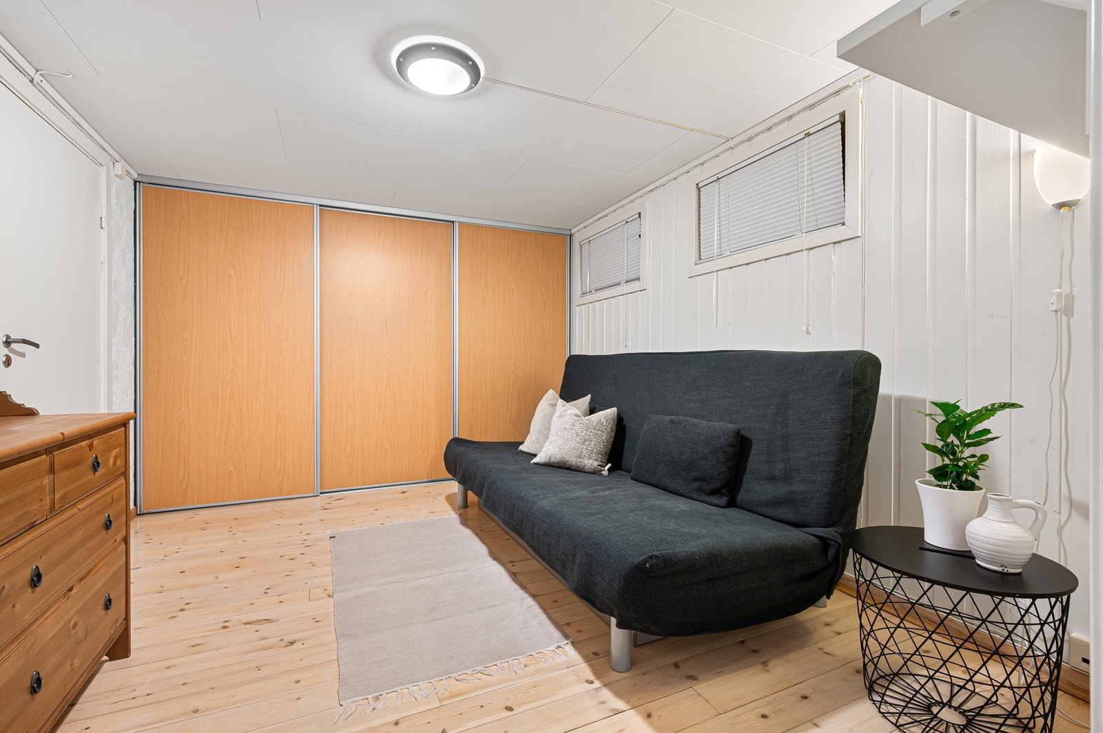 Kjellerstuen måler 12,1 m². De opprinnelige vinduene i kjellerstuen er tildekket ved tilbygget i 1. etasje og dermed ikke i bruk. Galleribilde