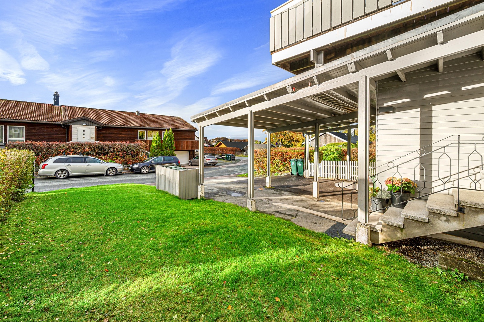 Parkering i carport med direkte adkomst til entré/inngangsparti - praktisk sportsbod ved inngangsparti på 4,4 m². Galleribilde
