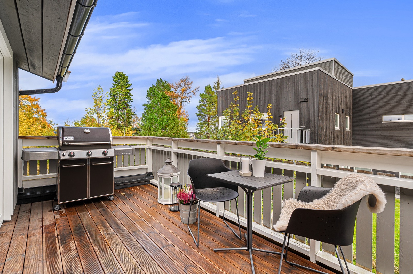 I 2019 ble det bygget takterrasse over tilbygget i 1. etasje, som også fungere som en forlengelse av kjøkkenet, spesielt på sommerhalvåret. Galleribilde