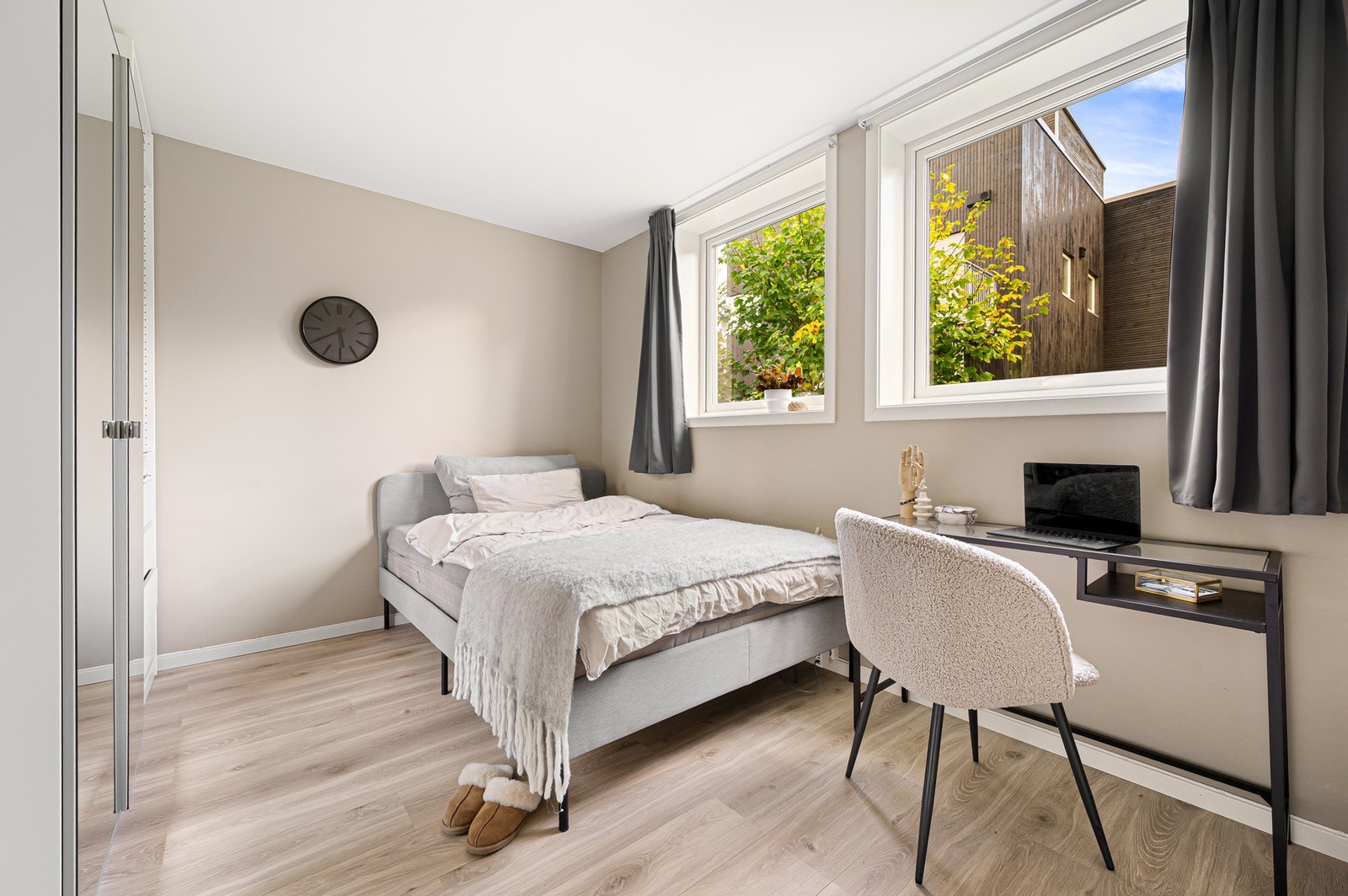 Soverom på 11,7 m² som vender mot hage på baksiden av huset. Galleribilde