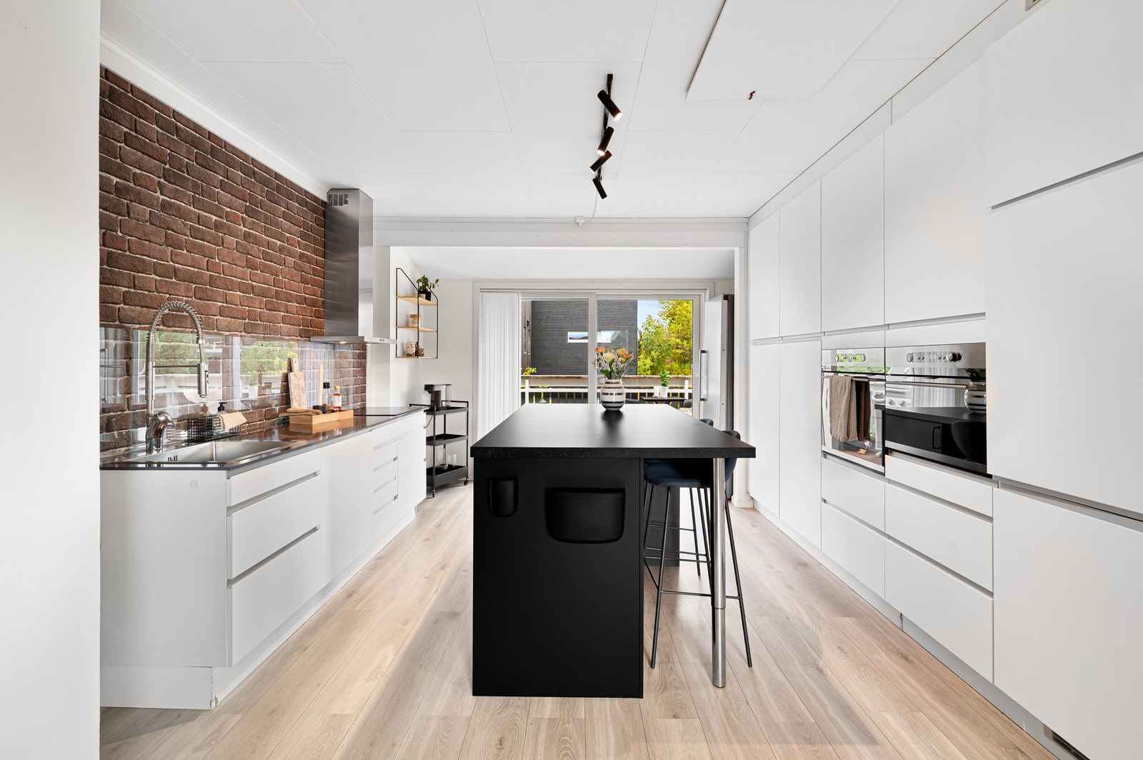 Kjøkkenet er på totalt 14,4 m² - utvidelse av kjøkken på ca. 4 m² samt skyvedør ut til takterrasse ble gjort i 2019 i forbindelse med påbygg på baksiden av boligen. Galleribilde