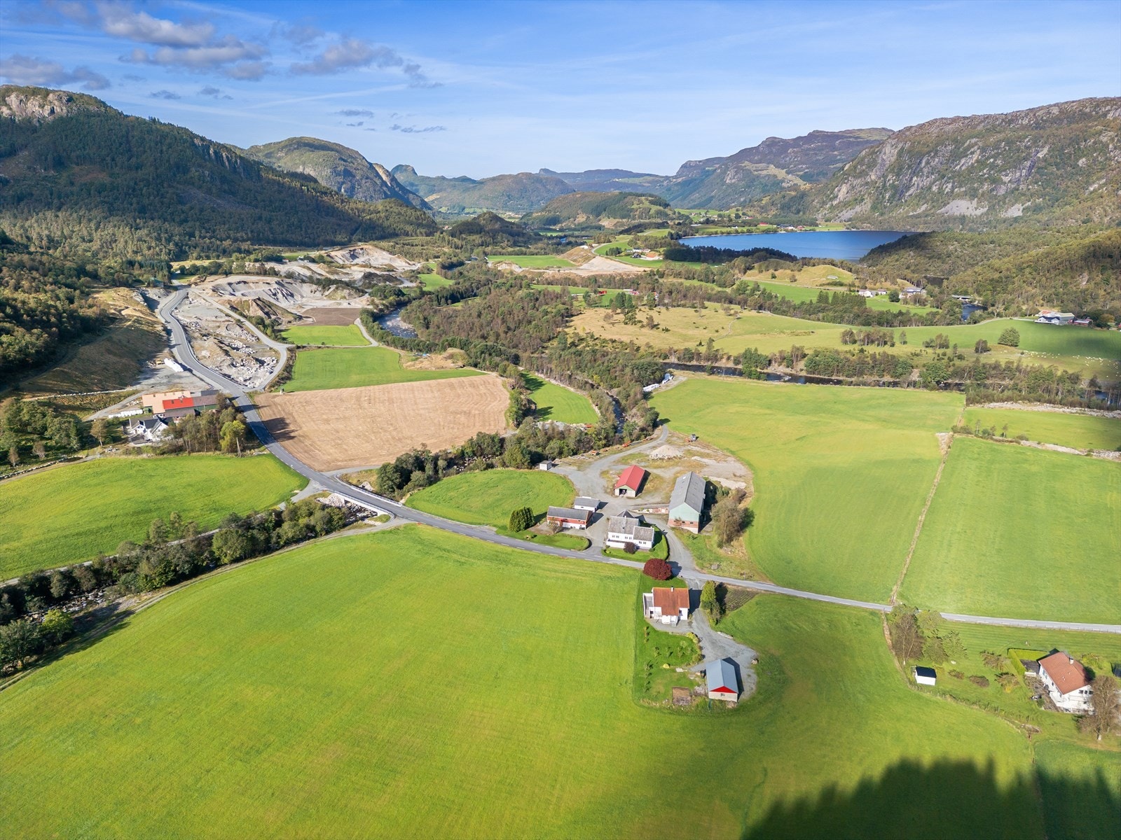 Eiendommen har et areal på totalt 1.307 daa hvorav:
130,5 daa er fulldyrket 30,8 daa er innmarksbeite 729,6 daa skog 403,5 daa annet markslag og 35,7 daa annet areal. Galleribilde