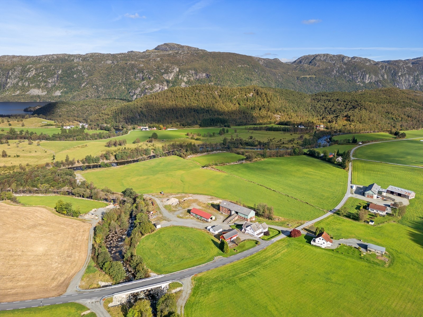 Velkommen til Rivelandsvegen 130. Gårdsbruket presenteres av Kristine Ree Espedal i EiendomsMegler 1 Jærmegleren. Galleribilde