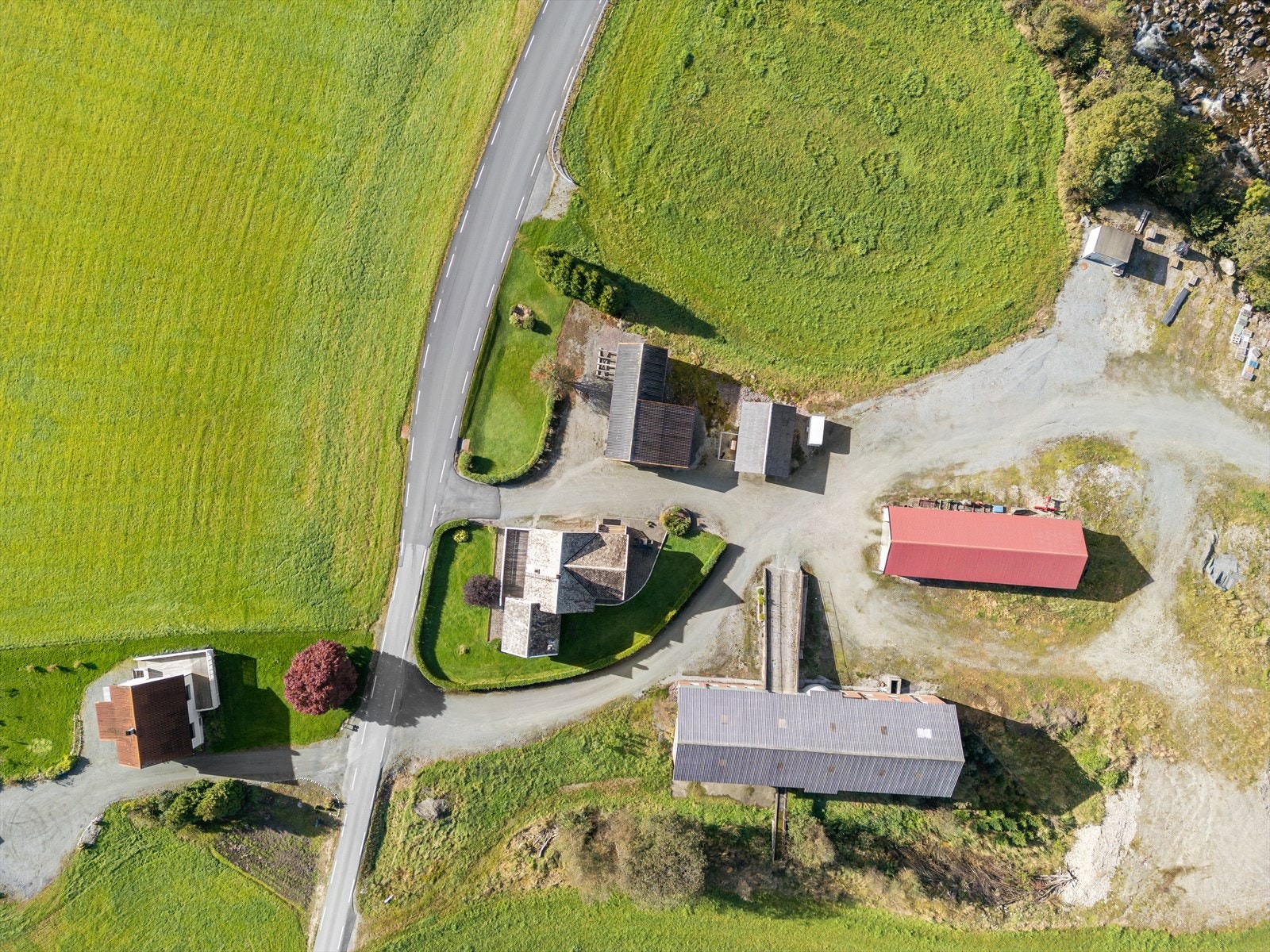 Bygningsmassen består av våningshus med garasje, kårbolig med garasje, garasje/saghus, driftsbygning og fjellhytte på felleseie. Galleribilde