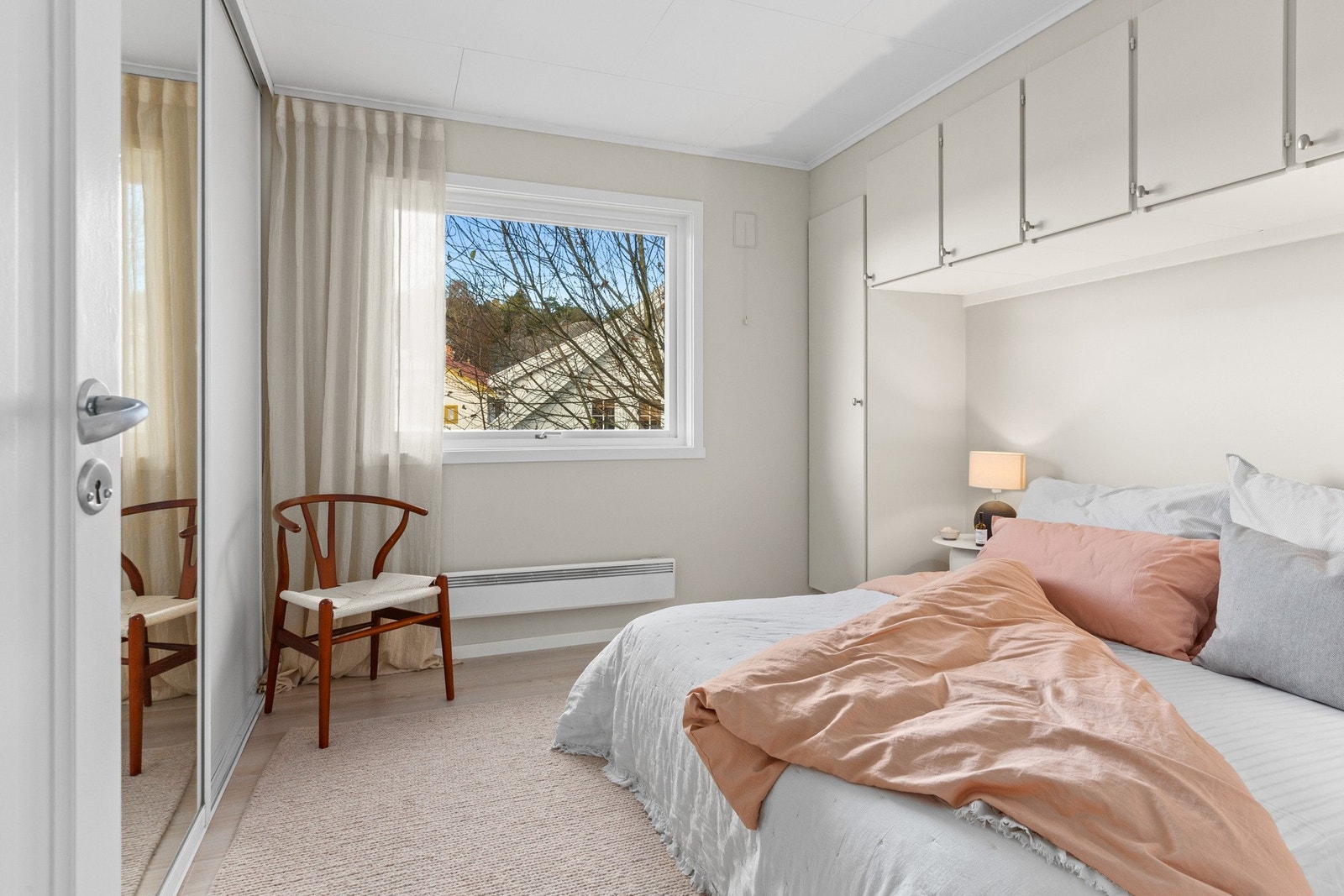 Hovedsoverommet. God plass til garderobe og stor seng Galleribilde