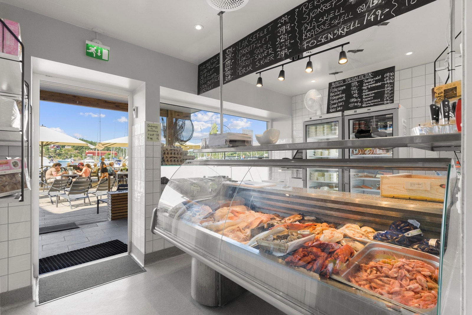 Fiskebutikken i Son. Fiskekassene, med reker, krabbe, sjøkreps og blåskjell er veldig populære Galleribilde