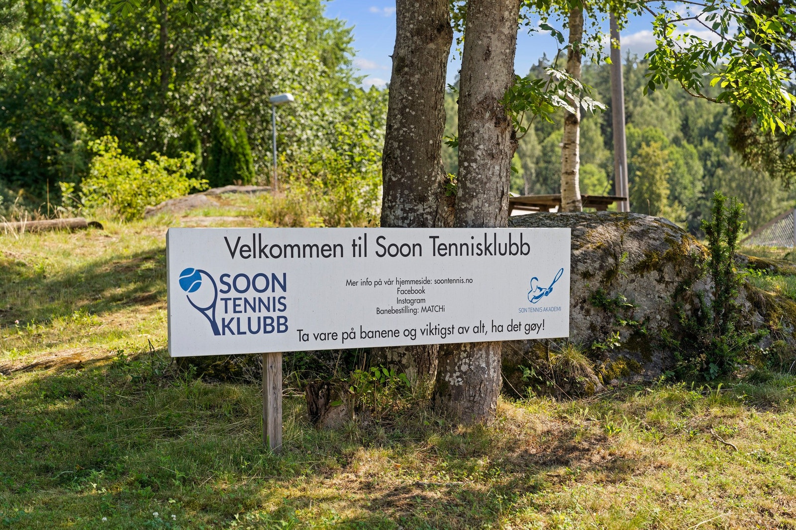 Son har sin egen tennisklubb med flere ute og innebaner Galleribilde