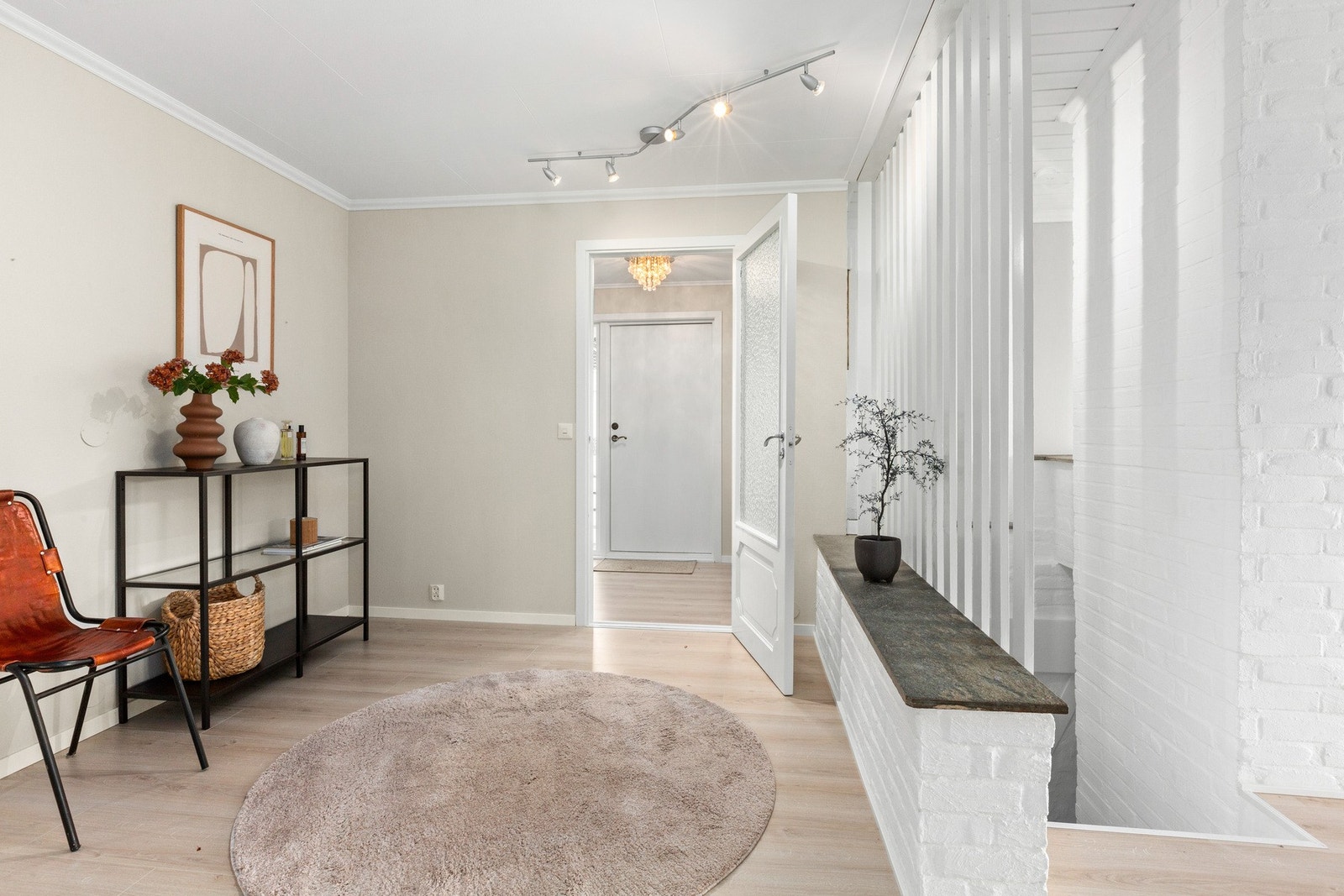 Entre og hall med god plass Galleribilde