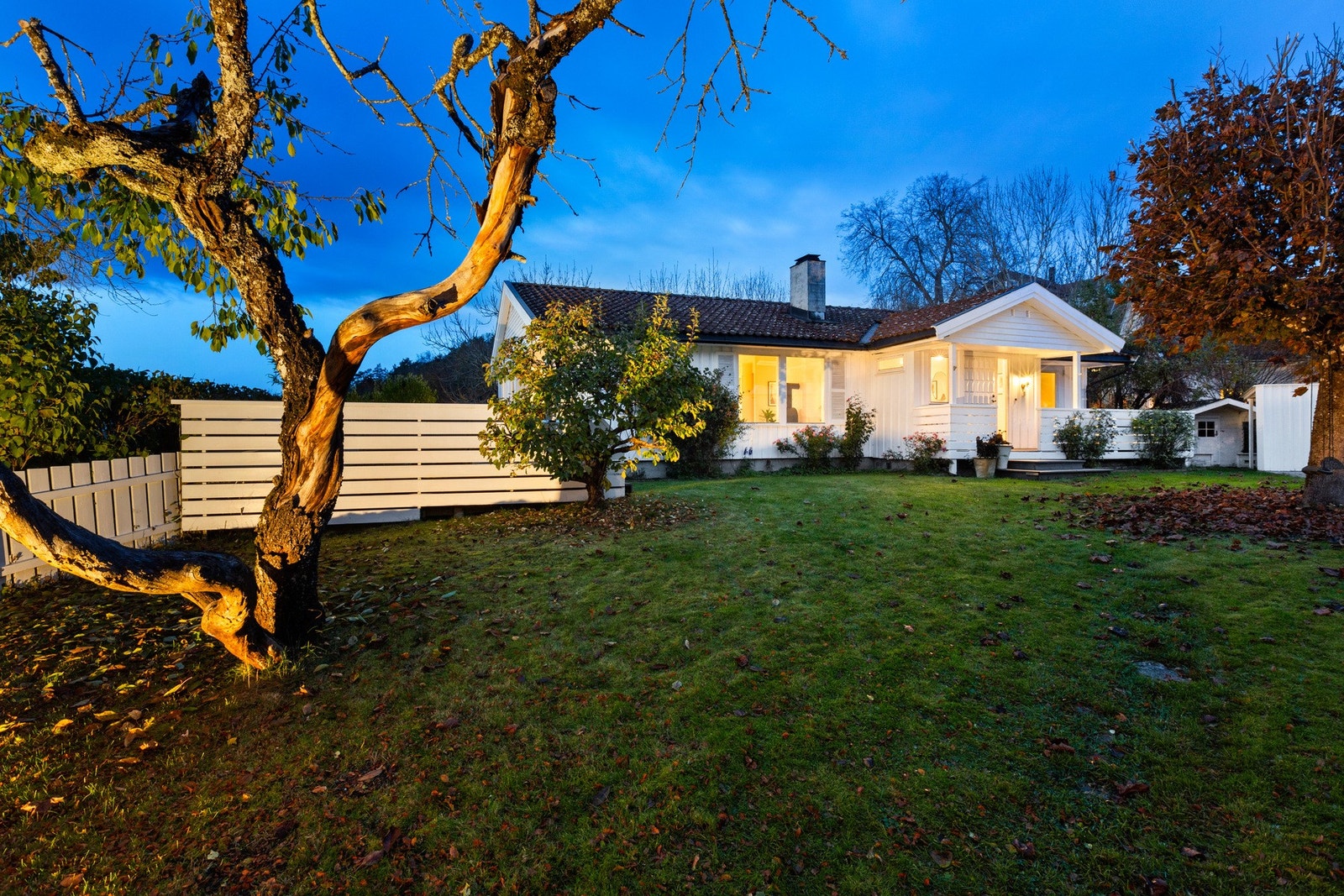 Eiendommen har stor, usjenert hage og flere herlige terrasser Galleribilde