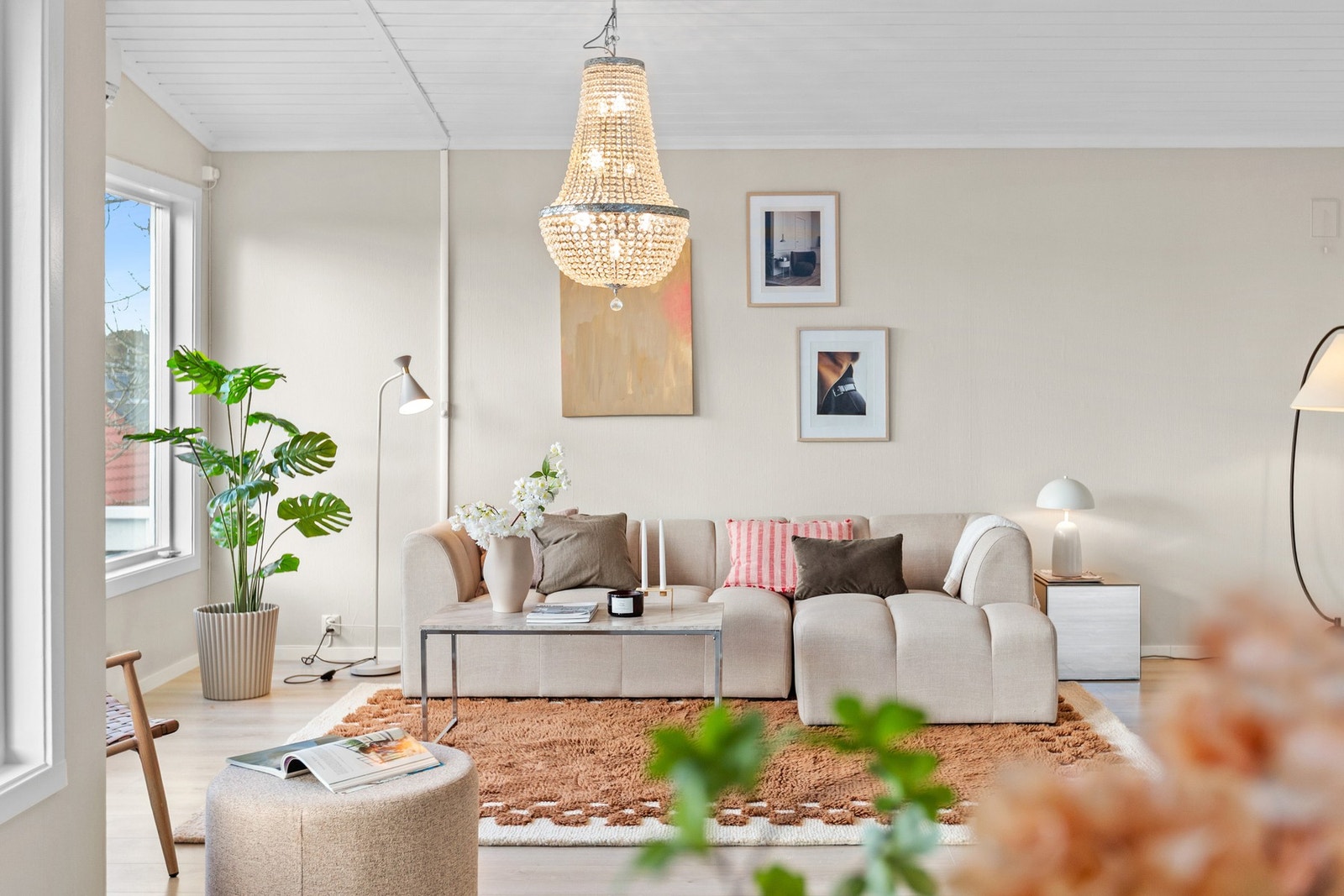 Stuen gir naturlige soner for spisebord og sofakrok Galleribilde