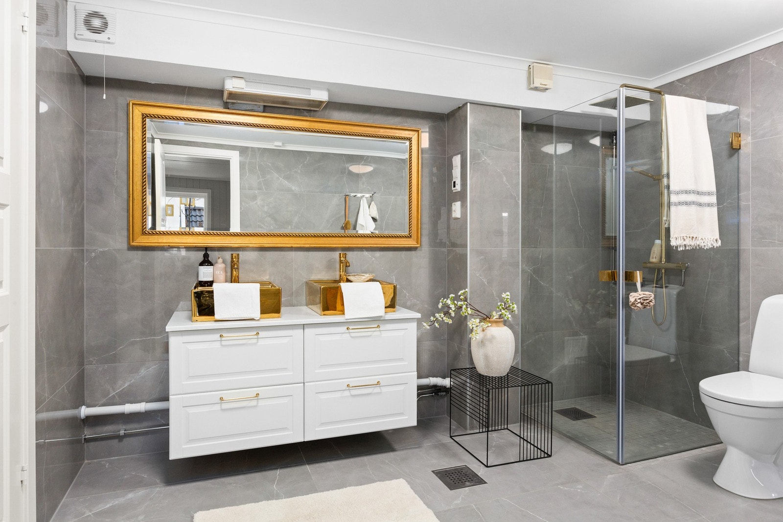 Flislagt bad i underetasjen. Dusjhjørne og doble servanter Galleribilde