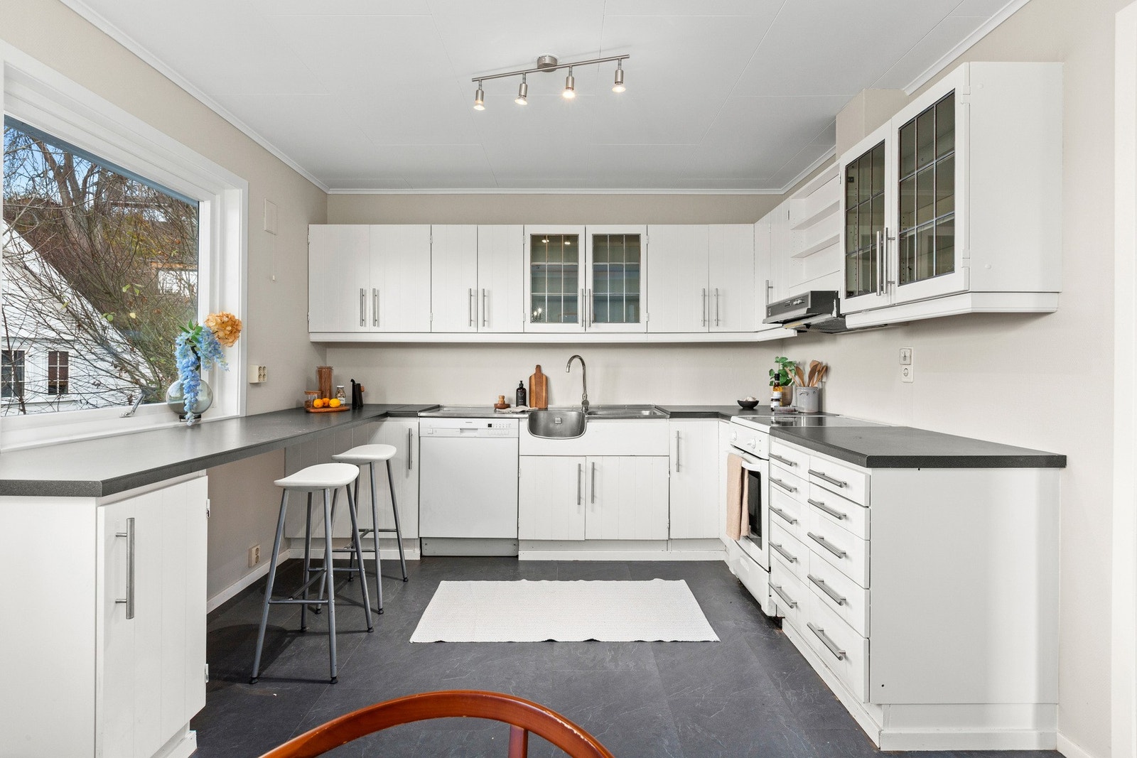 Det er også godt med skap-, benke- og spiseplass på kjøkkenet Galleribilde