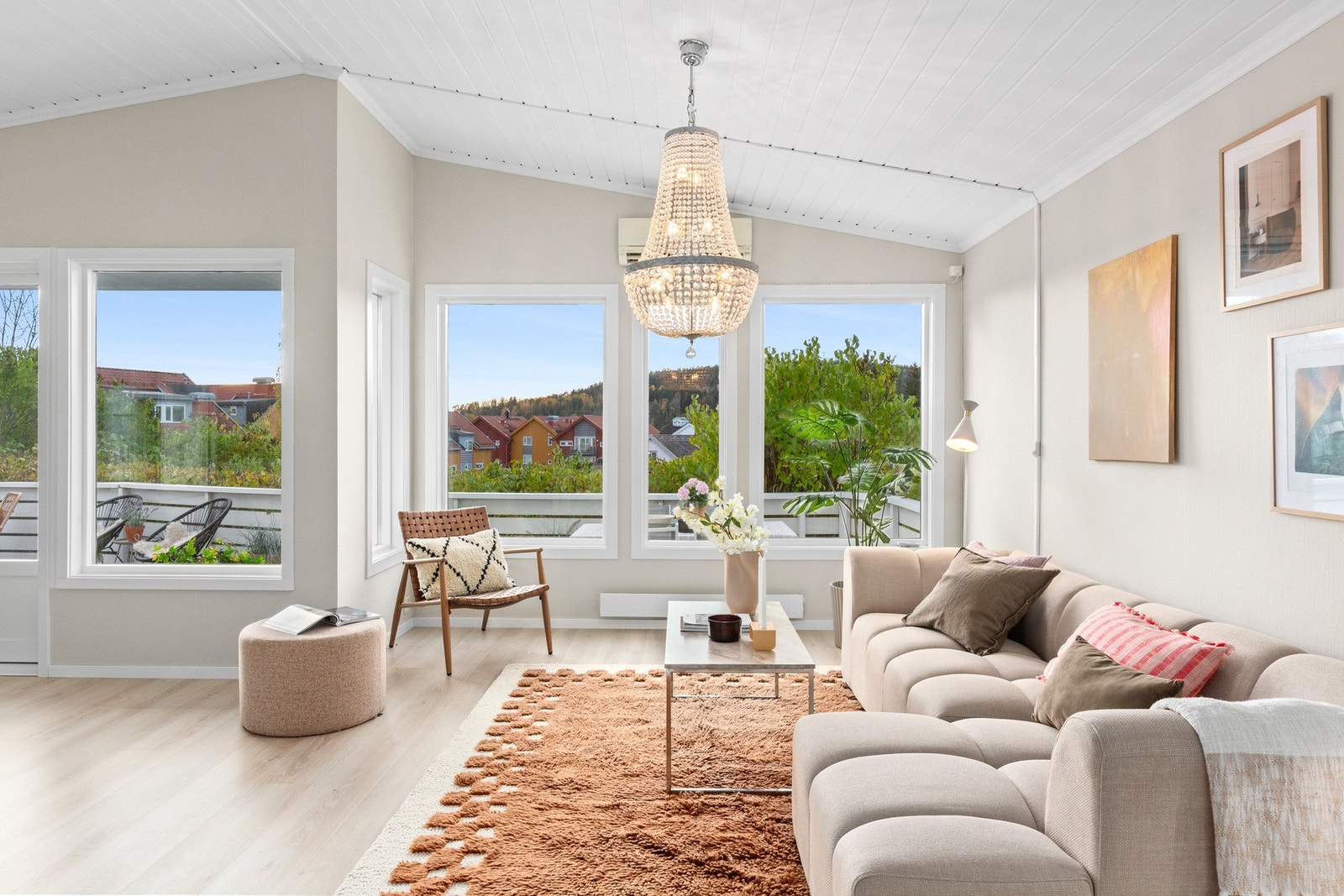 Hovedhuset er innholdsrikt over to plan. Tre soverom, to stuer, kjøkken og to bad Galleribilde