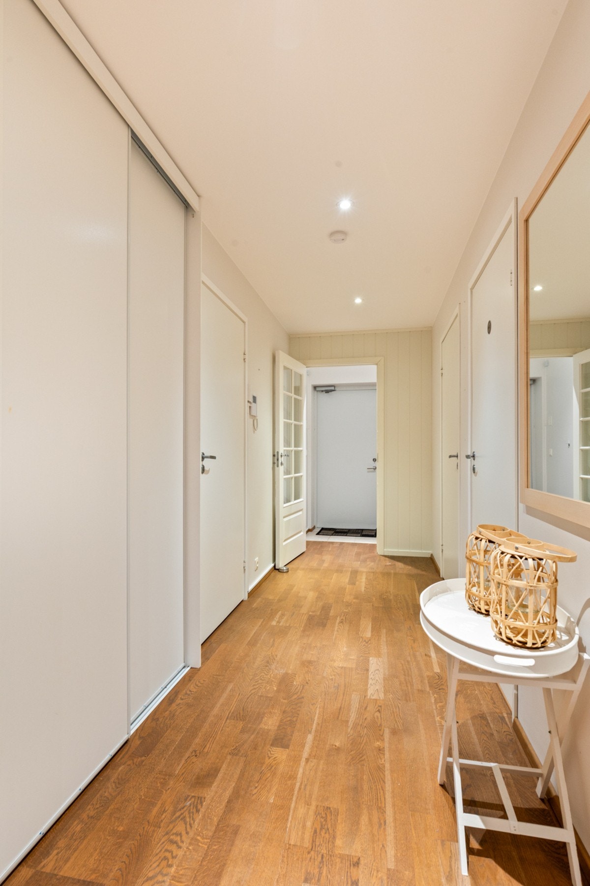 Gang med lagringsmulighet i skyvedørsgarderobe Galleribilde