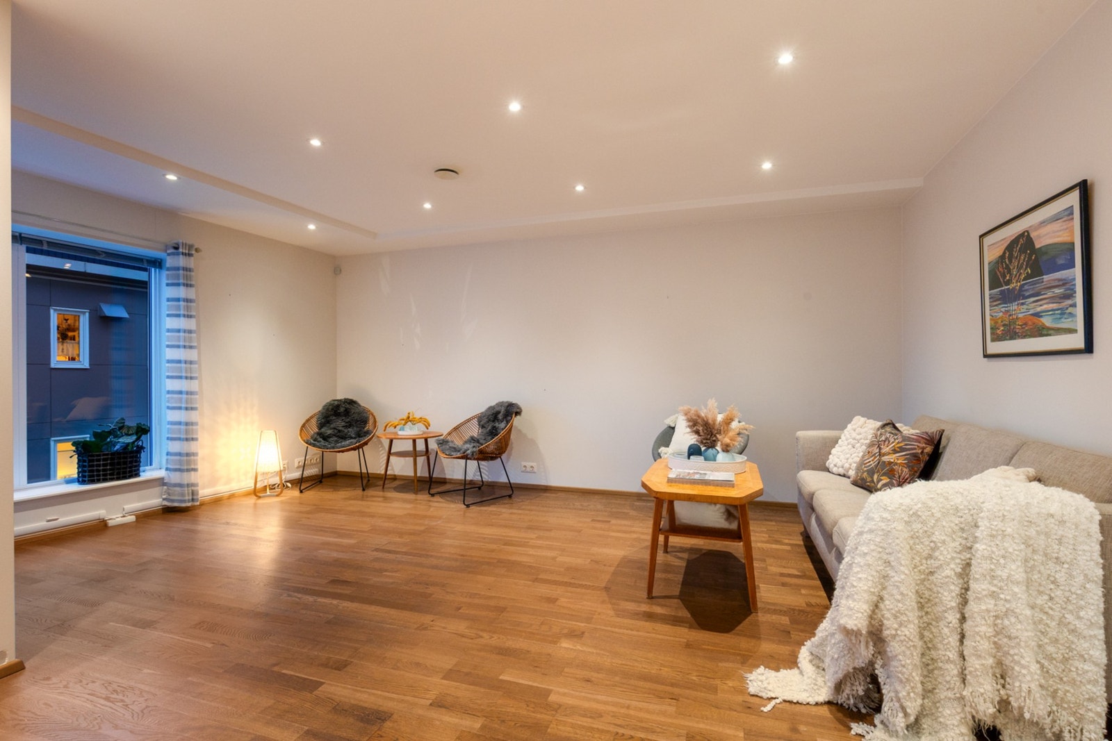 Fra stuen er det utgang til balkong Galleribilde