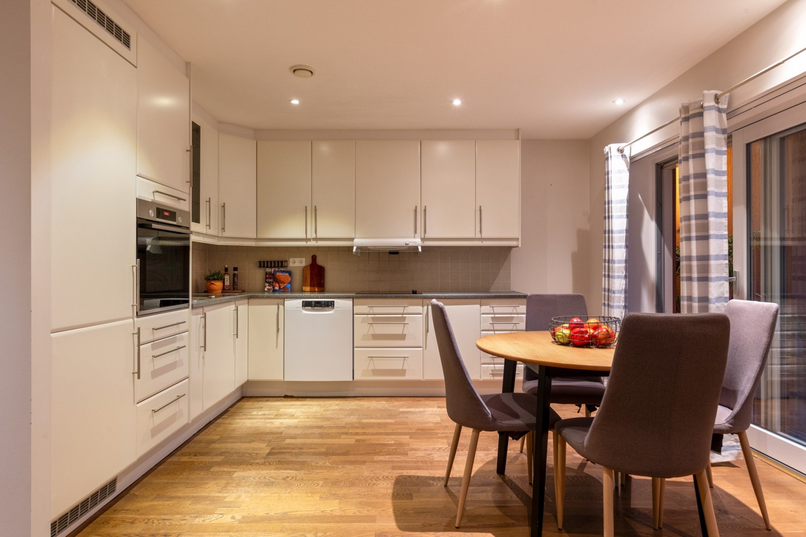 Åpen stue/kjøkken løsning med plass for spisebord Galleribilde