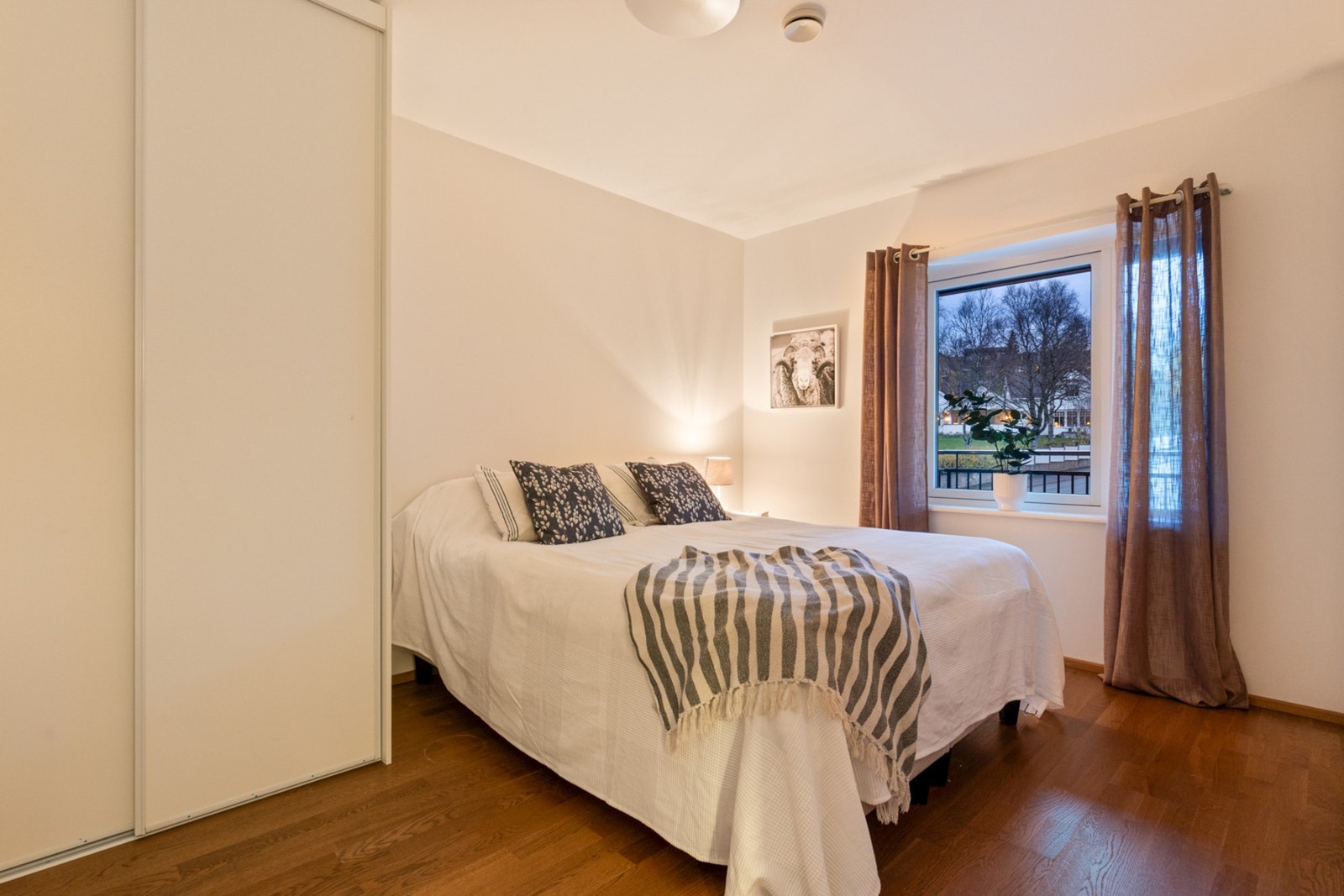 Hovedsoverommet er av god størrelse og har garderobe Galleribilde