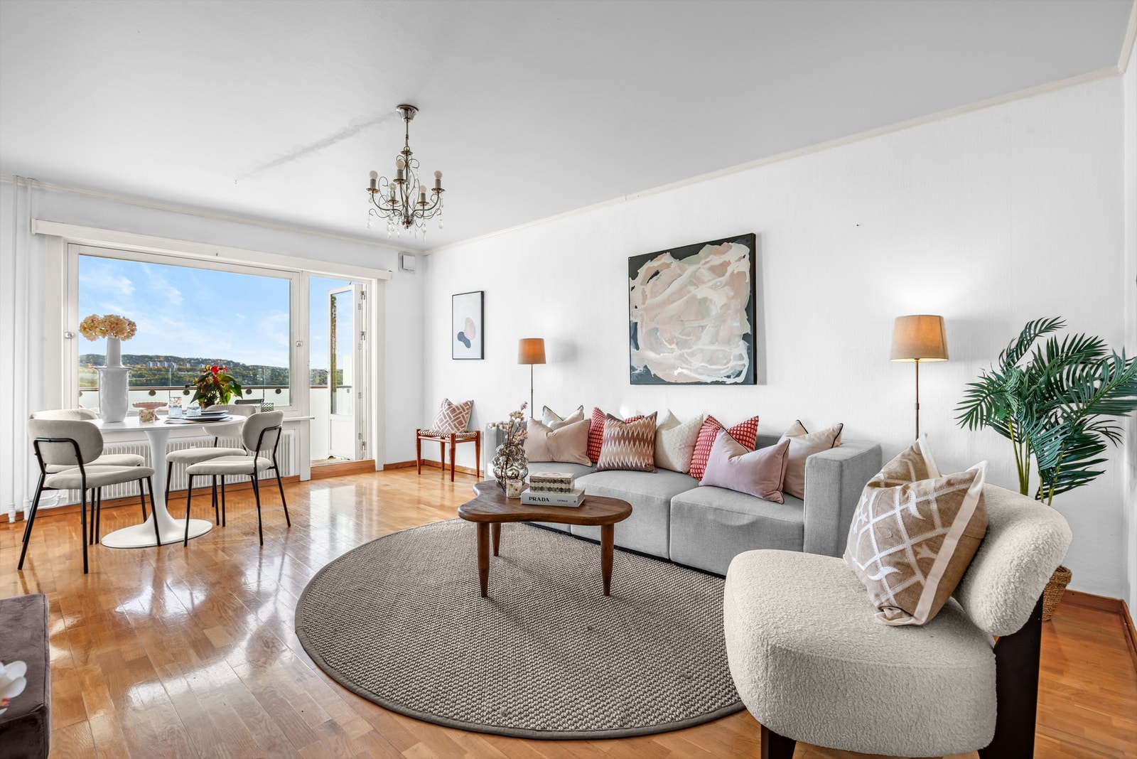 Garasjeplass medfølger. Galleribilde