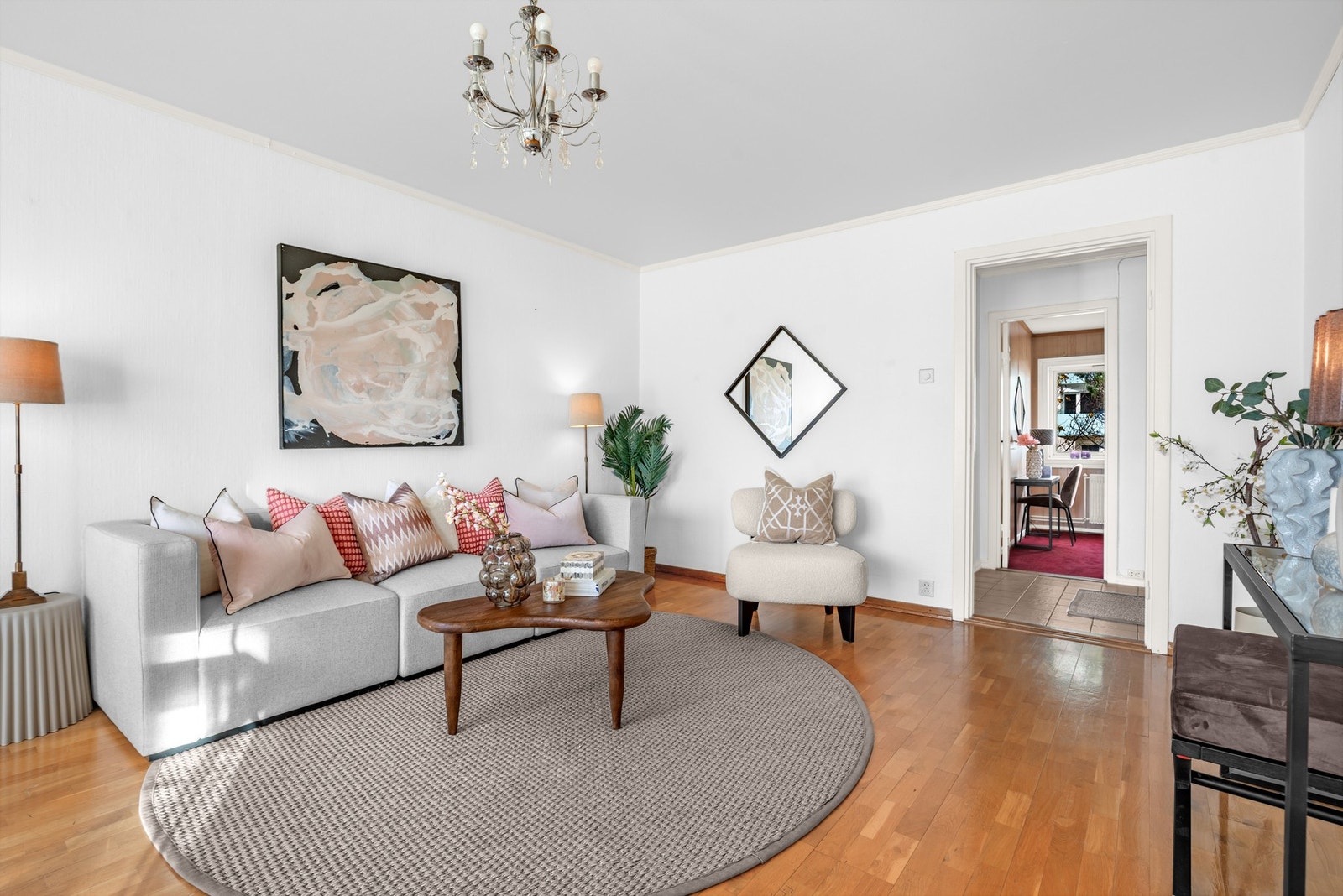 Her er det plass til både sofagruppe og spiseplass. Galleribilde