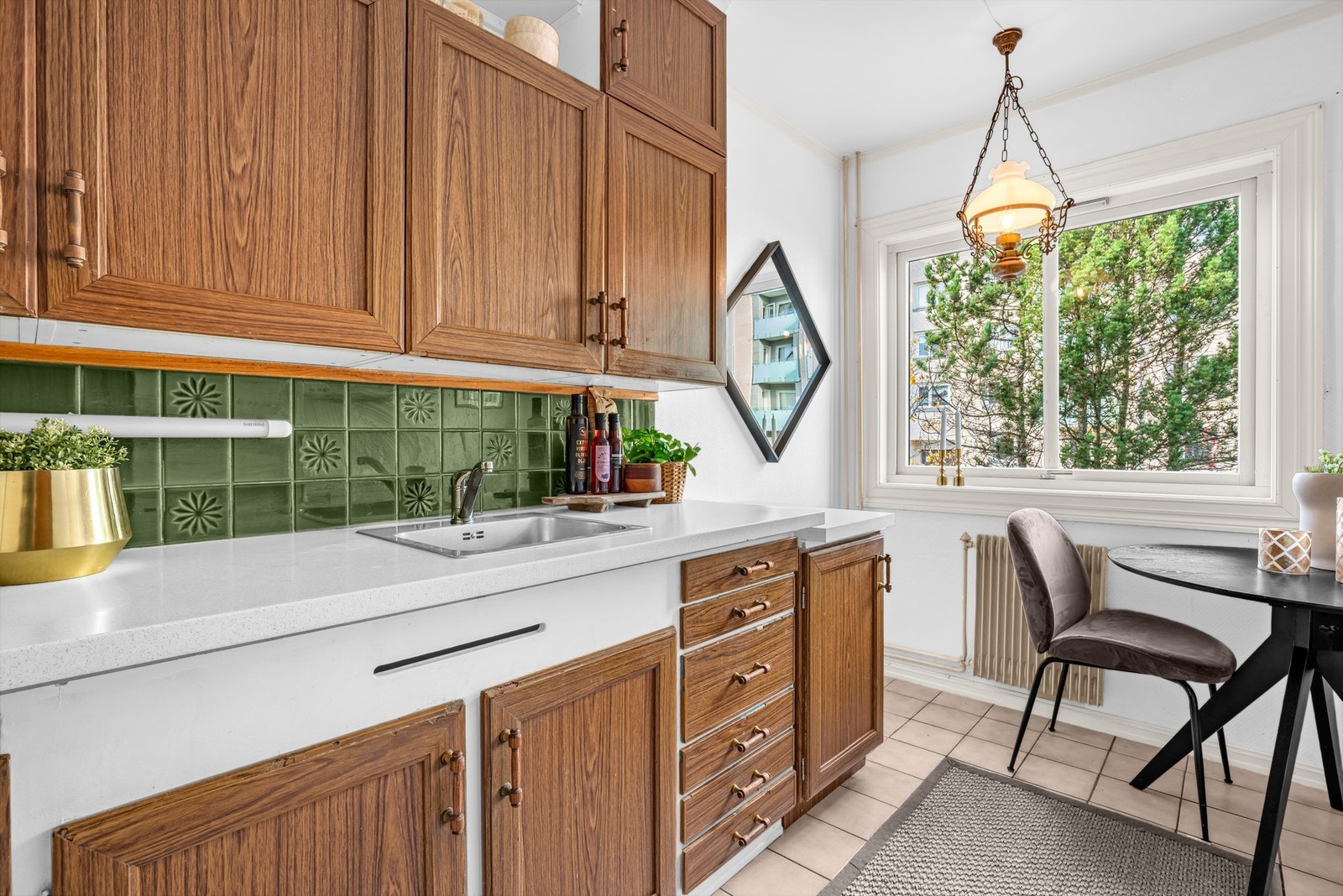 Praktisk kjøkkeninnredning med profilerte fronter i heltre. Galleribilde