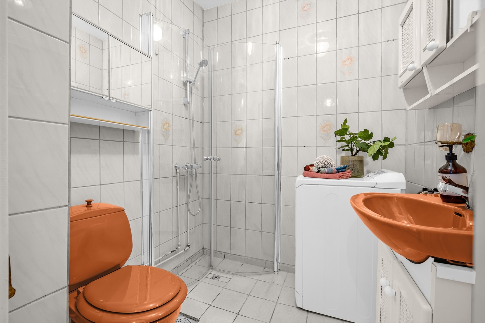 Baderomsinnredning i heltre, speilskap og servant. Galleribilde