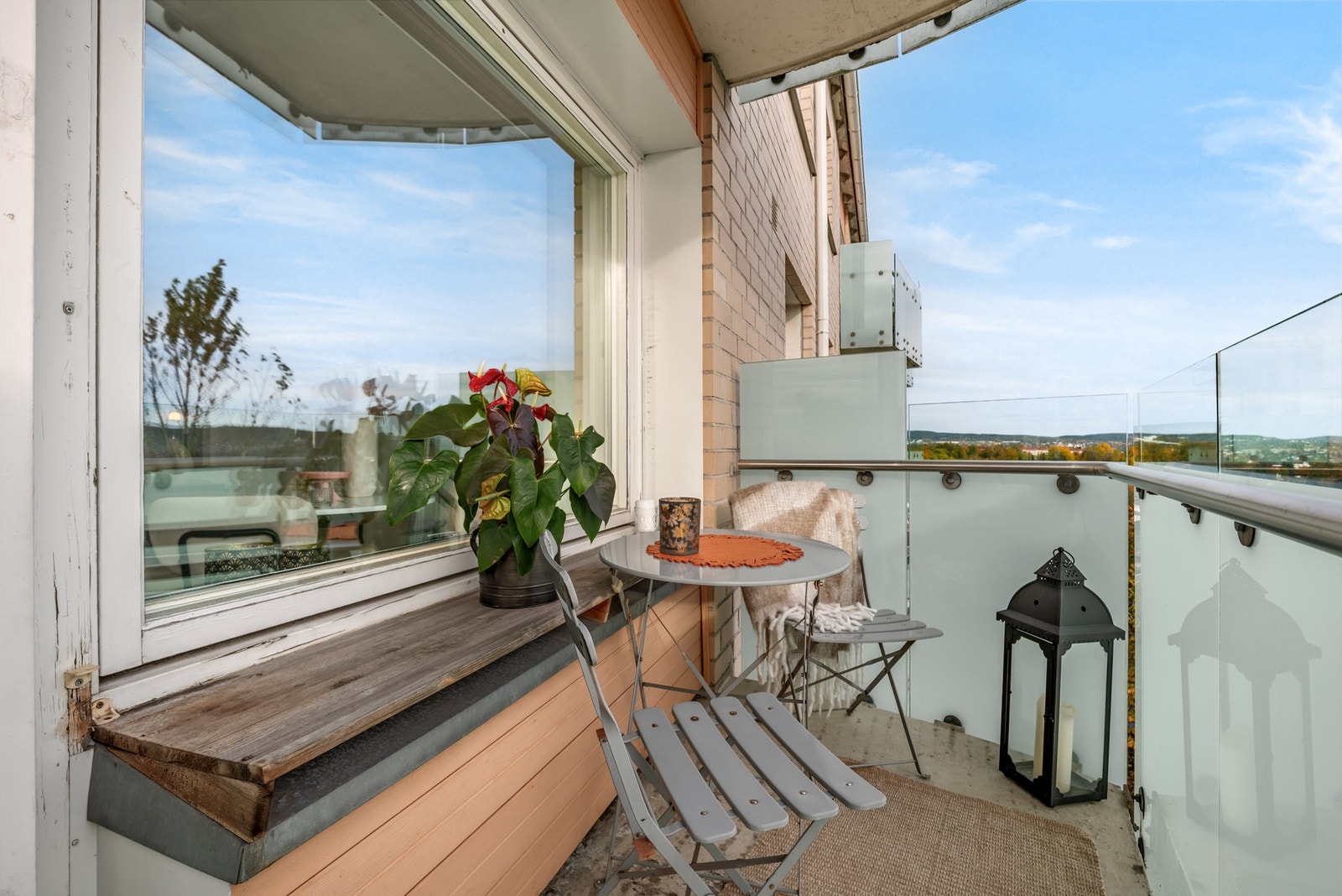 Fra stuen er det utgang til en sydøstvendt balkong på ca. 3 m². Galleribilde