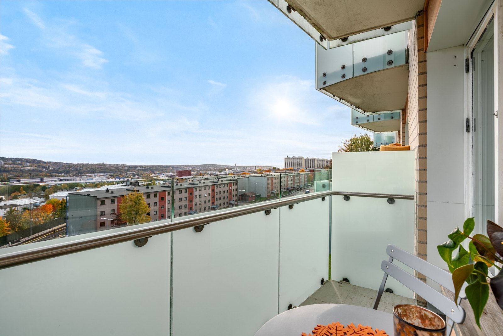 Balkongen er oppført i betongkonstruksjon og har rekkverk med glassplater. Galleribilde