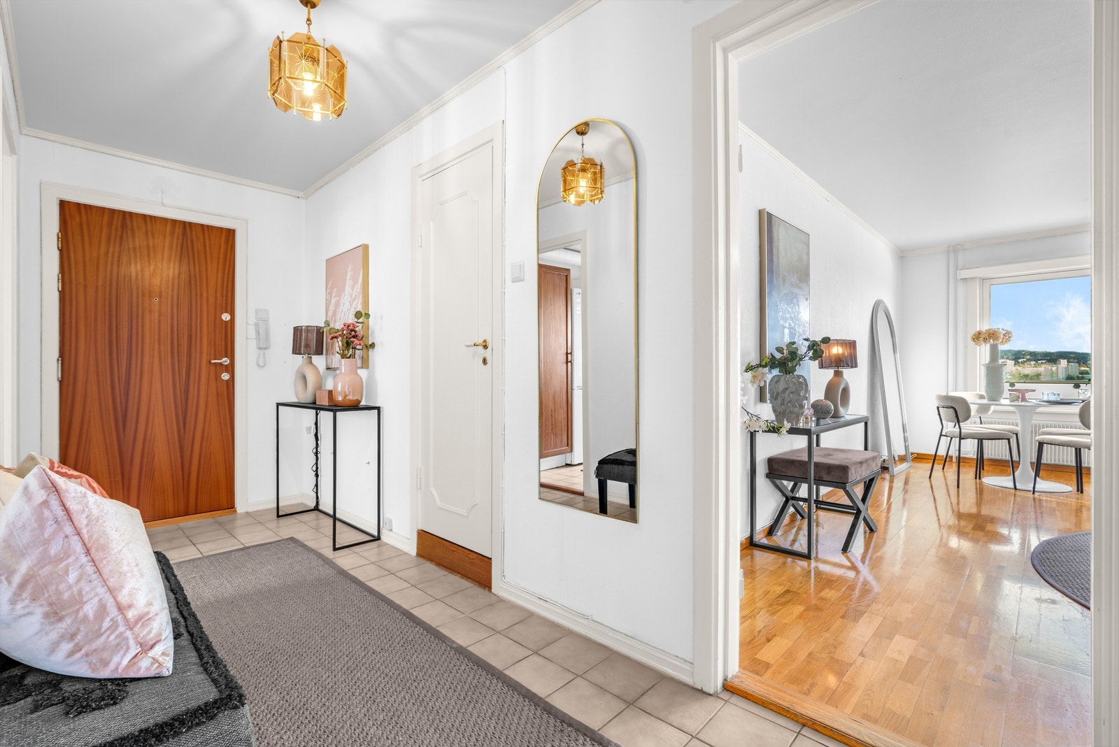 Rommets dimensjoner gir et funksjonelt førsteinntrykk og tilstrekkelig plass til å holde området ryddig. Galleribilde