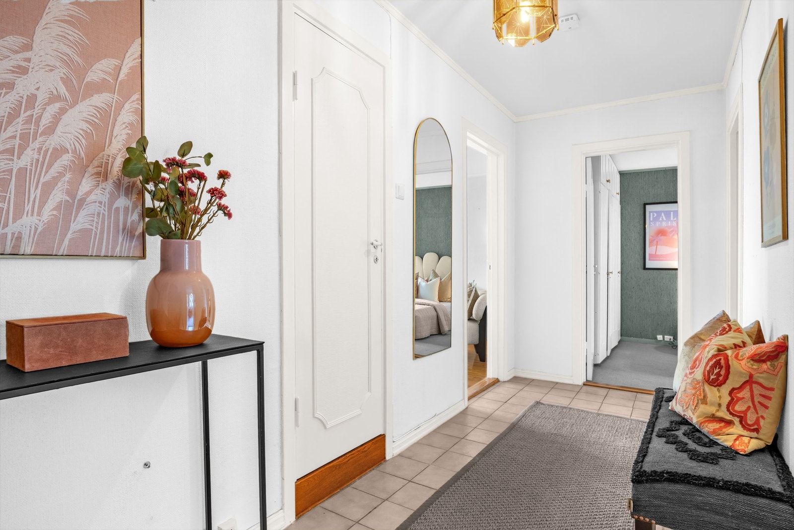 Her er det god plass til garderobeskap som gir oppbevaringsmuligheter for yttertøy og sko. Galleribilde