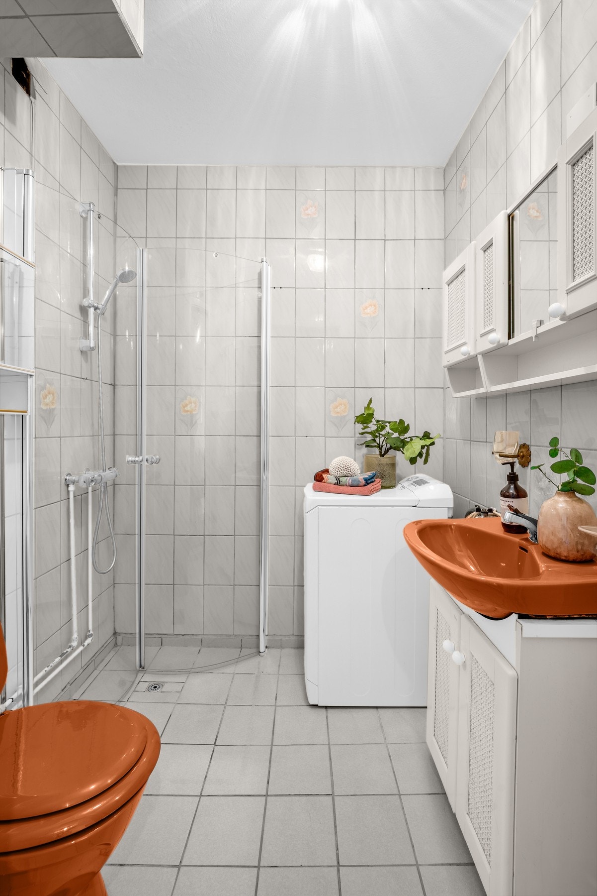 Rommet har et gulvmontert toalett og er utstyrt med
dusjhjørne med glassdører og dusjutstyr Galleribilde