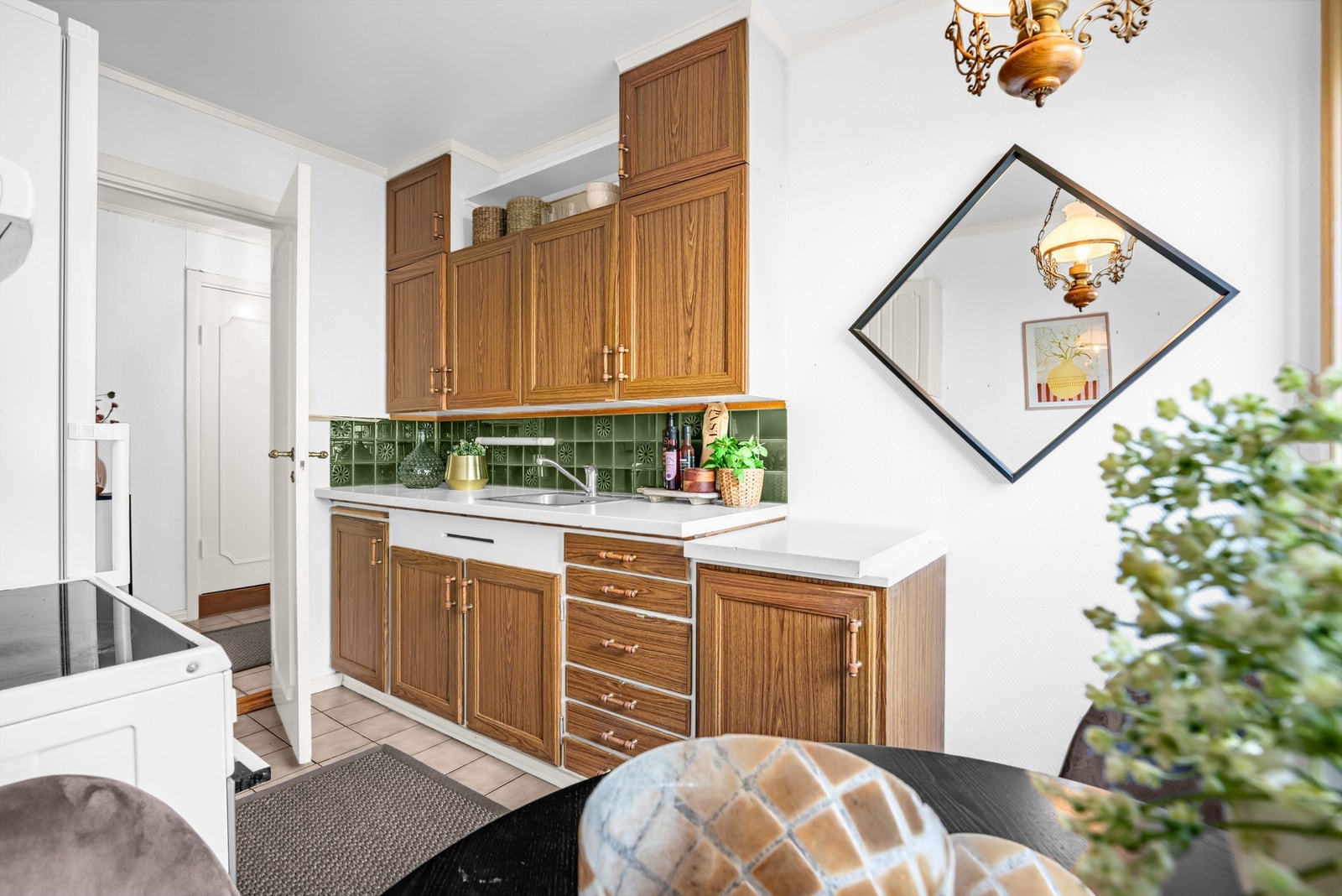 Videre har rommet fliser på veggen over benkeplaten. Galleribilde