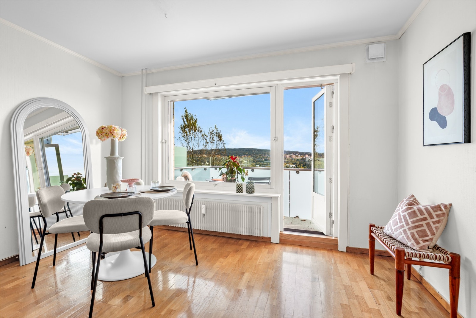 Stuen har utgang til en sydøstvendt balkong og gir mulighet for å kombinere inne- og uteopphold. Galleribilde