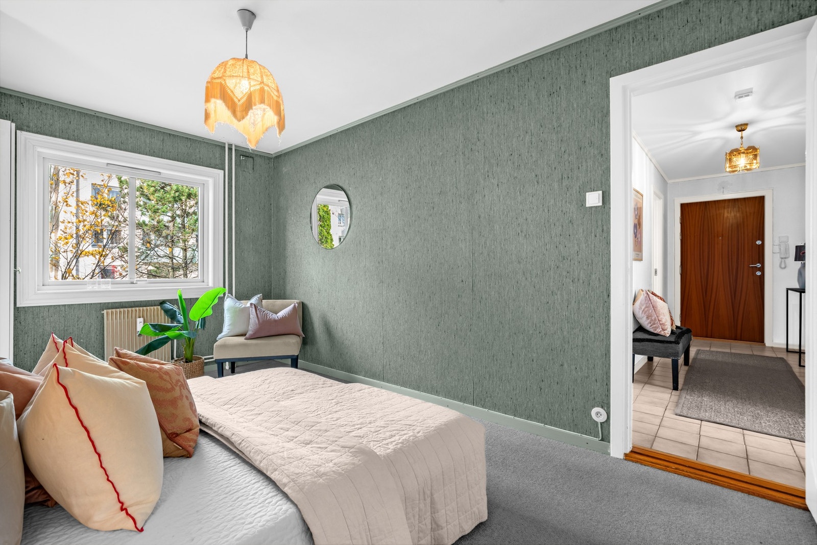 Hovedsoverommet er malt i en delikat farge, som bidrar til den behagelige atmosfæren. Galleribilde