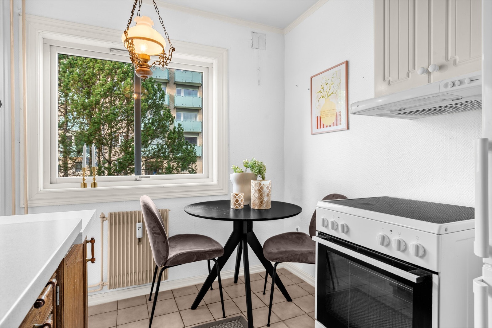 Kjøkkenet har også plass til et lite bord. Galleribilde