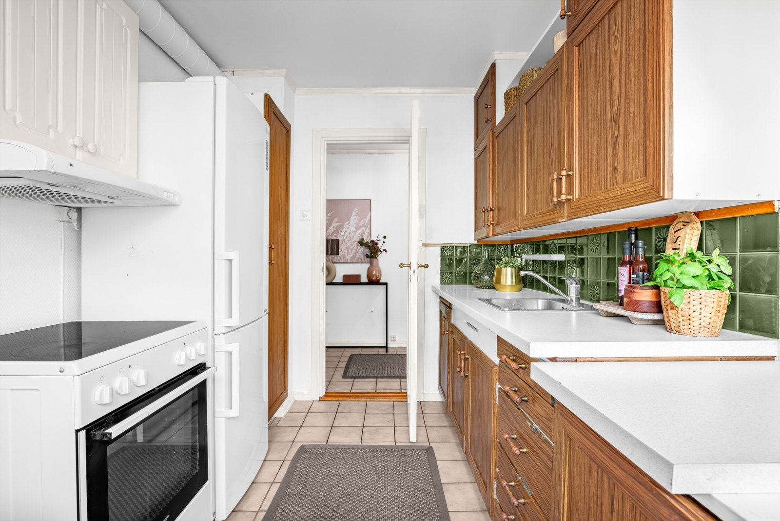 Benkeplaten er i laminat og har en nedfelt kum i rustfritt stål. Galleribilde