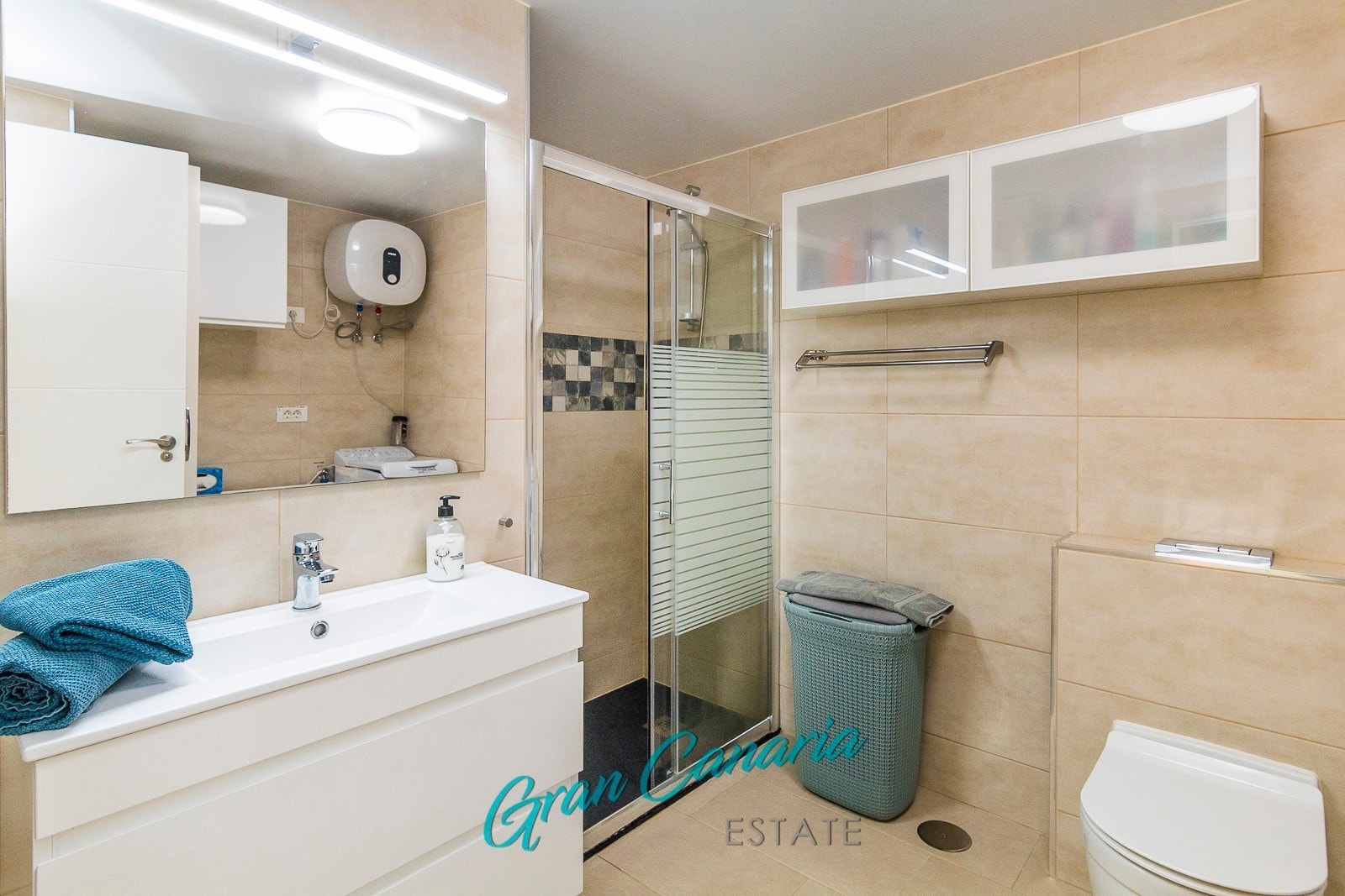 Flott, utvidet bad i smakfulle materialer Galleribilde