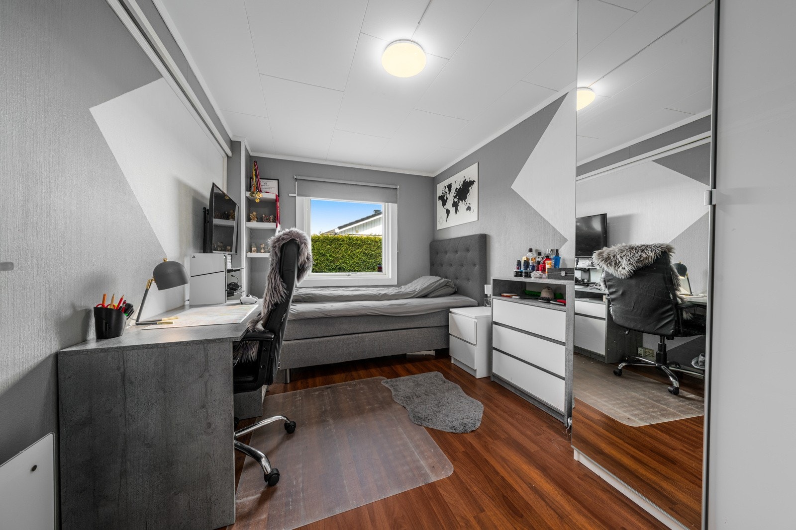 Soverom ll har et spenstig mønster på veggene som gir et friskt og moderne inntrykk, kombinert med et smart høyskap med speil for ekstra oppbevaring. Galleribilde