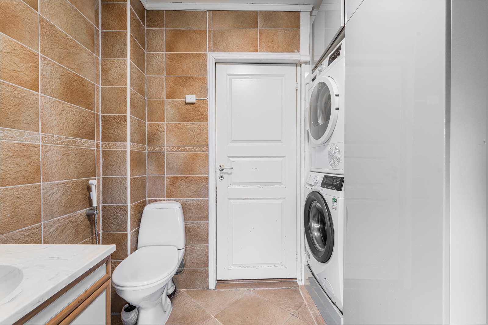 Integrert vaskemaskin med plass til tørketrommel over, samt rikelig med skapplass Galleribilde