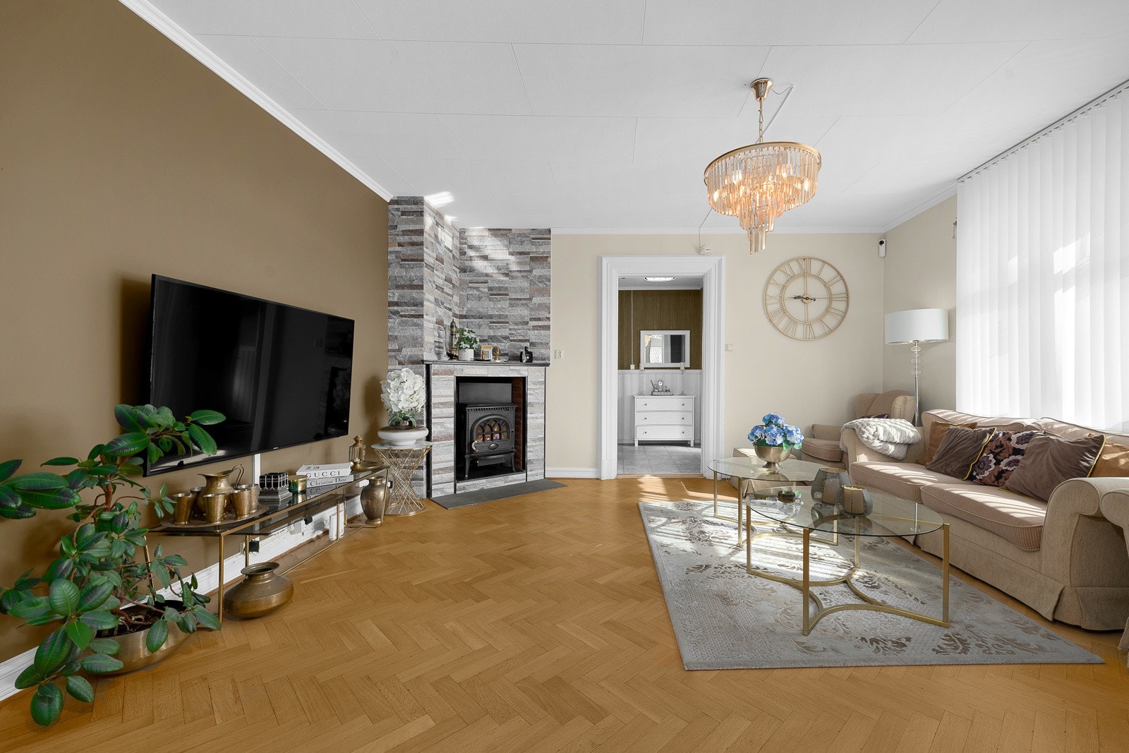 Den beige og hvite veggen glir sømløst sammen med den lune fargen i gulvet og skaper en harmonisk atmosfære. Galleribilde