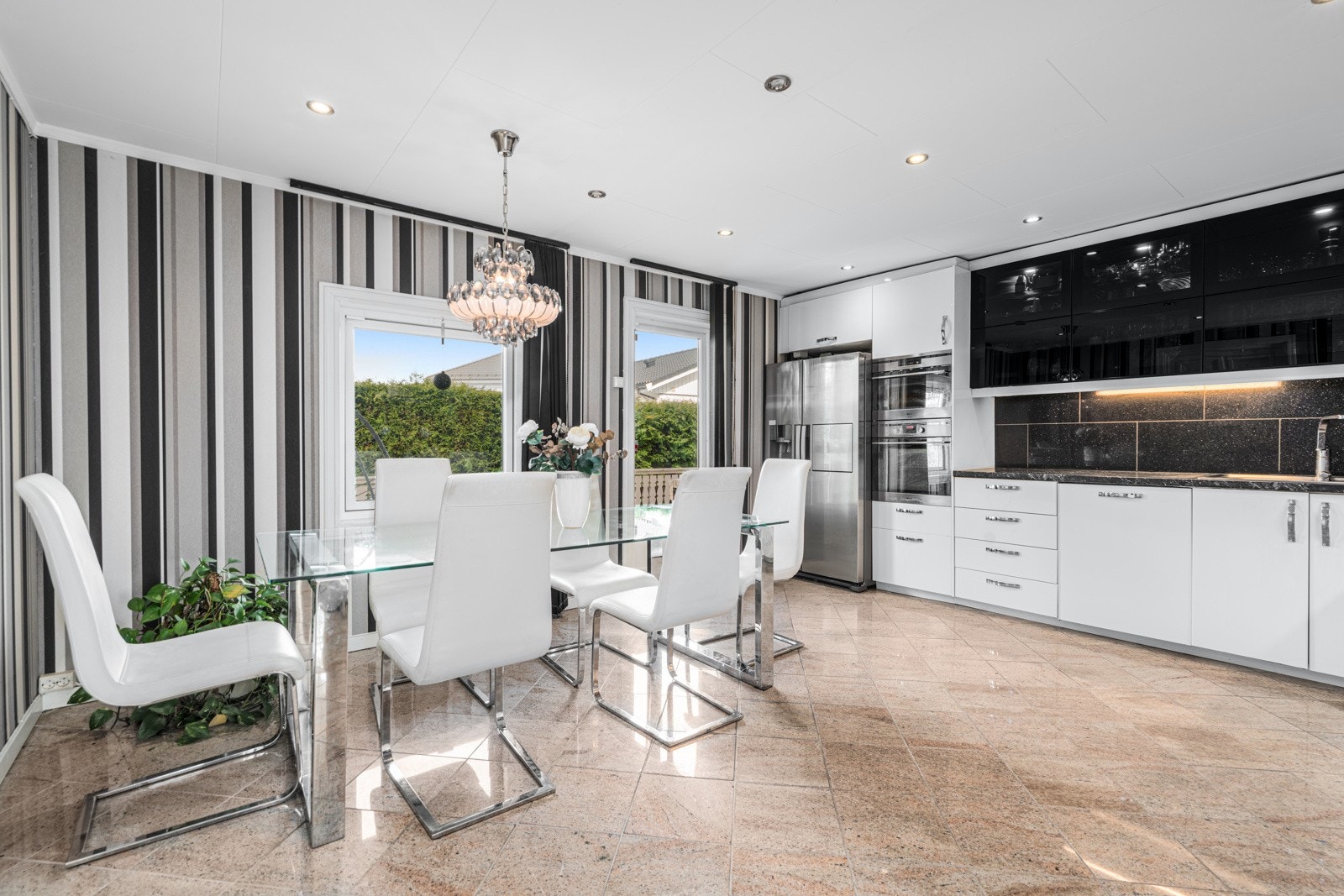 Friskt og romslig kjøkken med gode arbeidsflater og rikelig oppbevaringsplass. Galleribilde